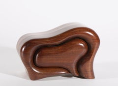 Caja de madera roja tallada con tapa corredera, Estudio Artesano Americano