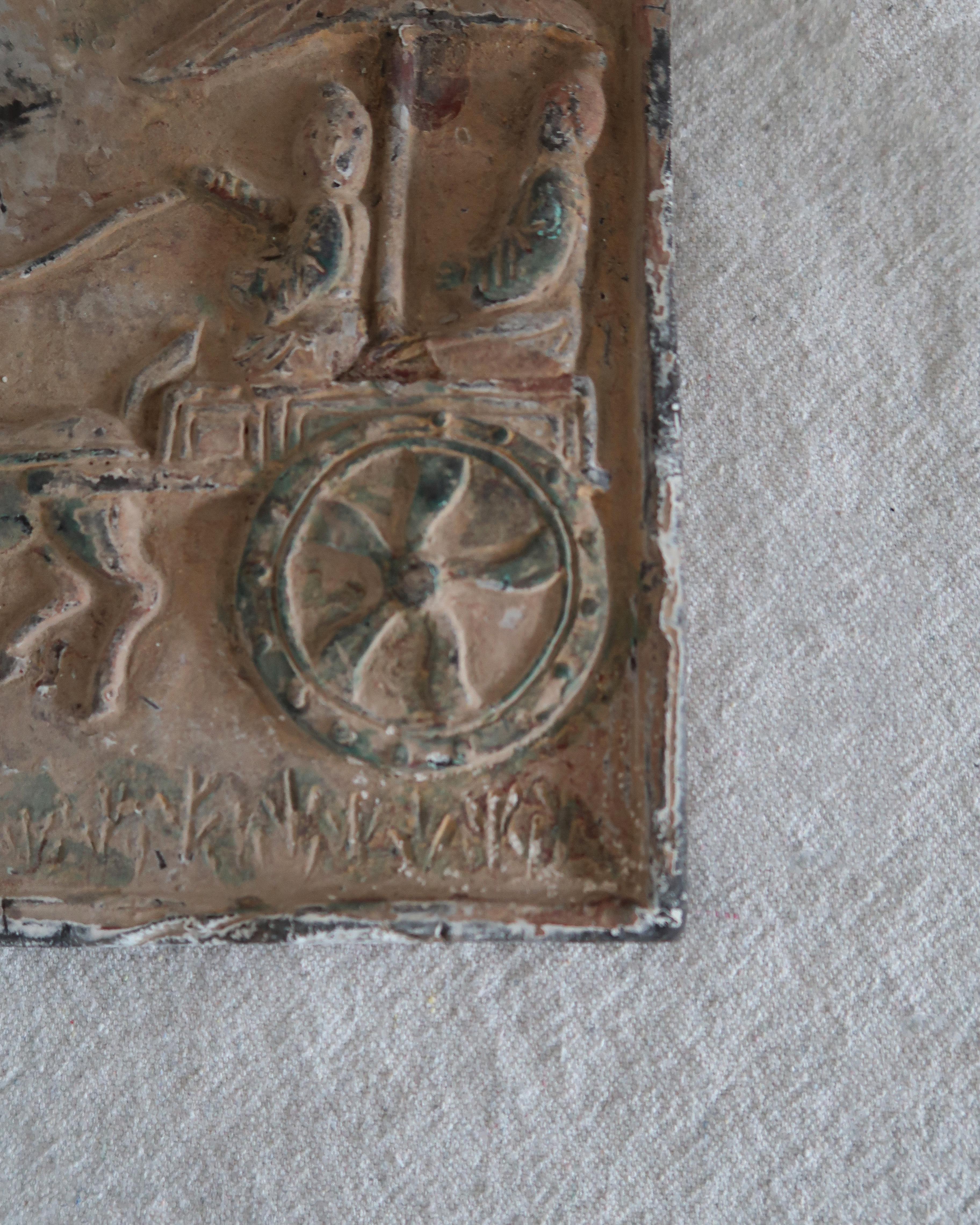 Plaque en relief sculptée avec scène de chariot Bon état - En vente à Los Angeles, CA