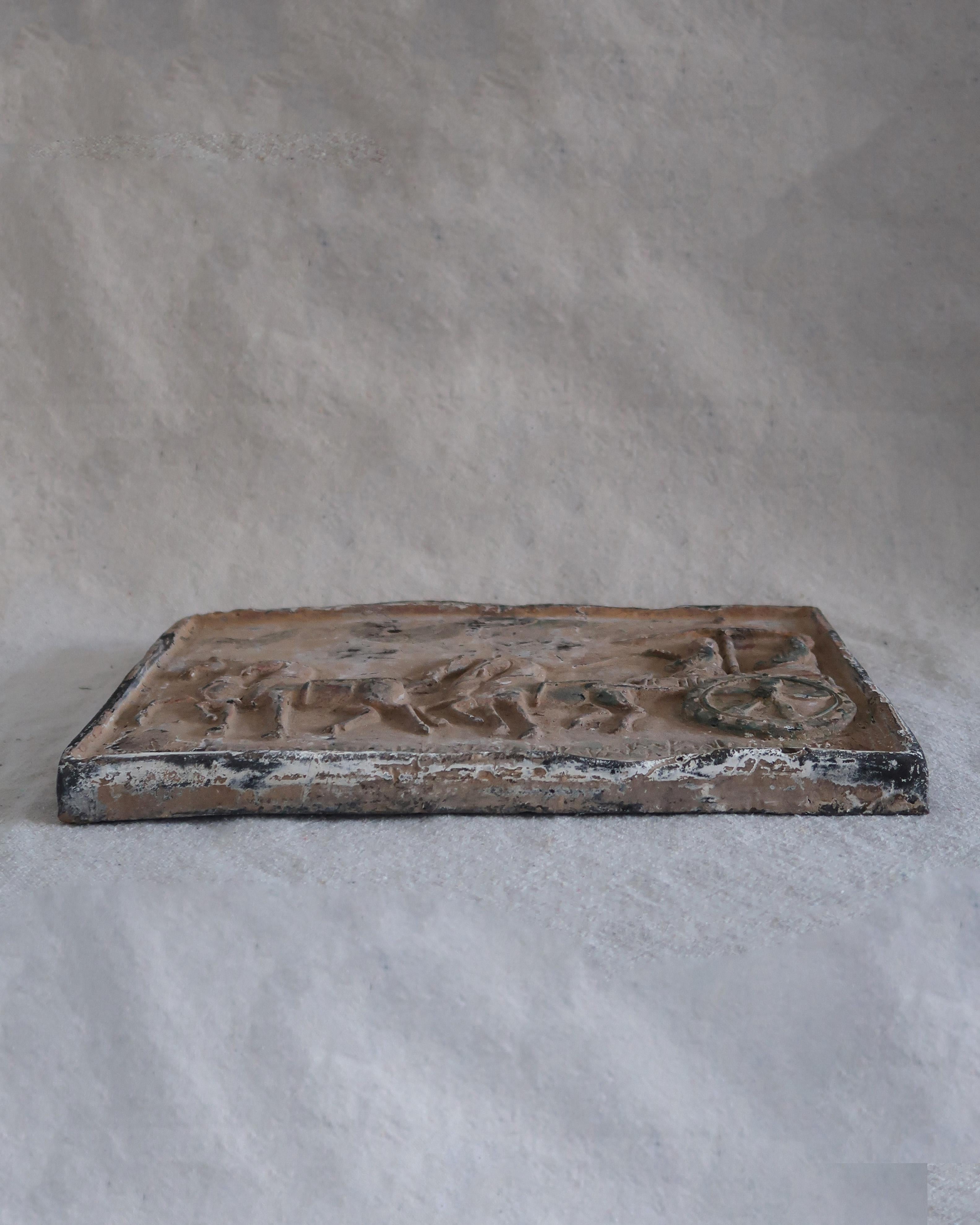 20ième siècle Plaque en relief sculptée avec scène de chariot en vente
