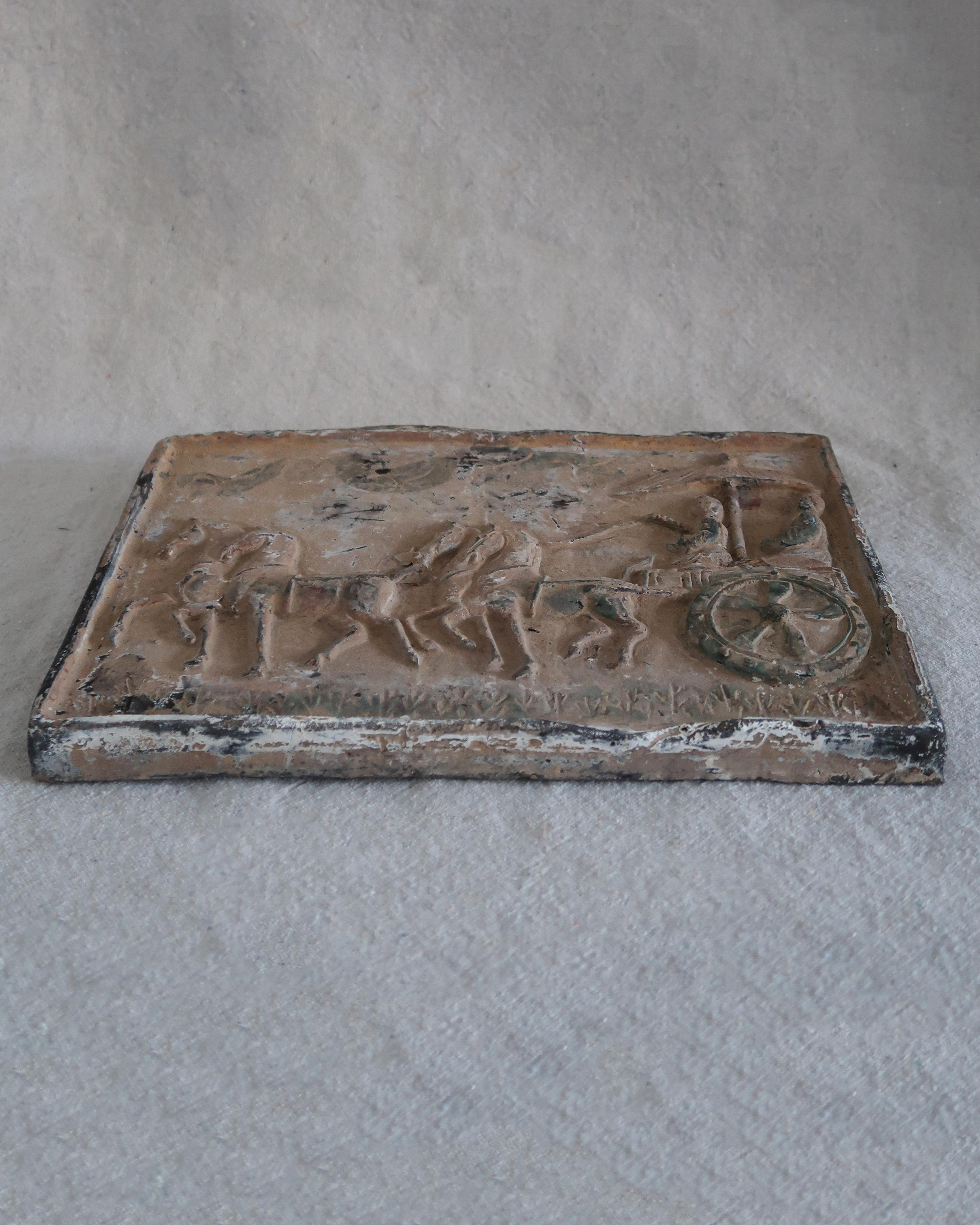Plâtre Plaque en relief sculptée avec scène de chariot en vente