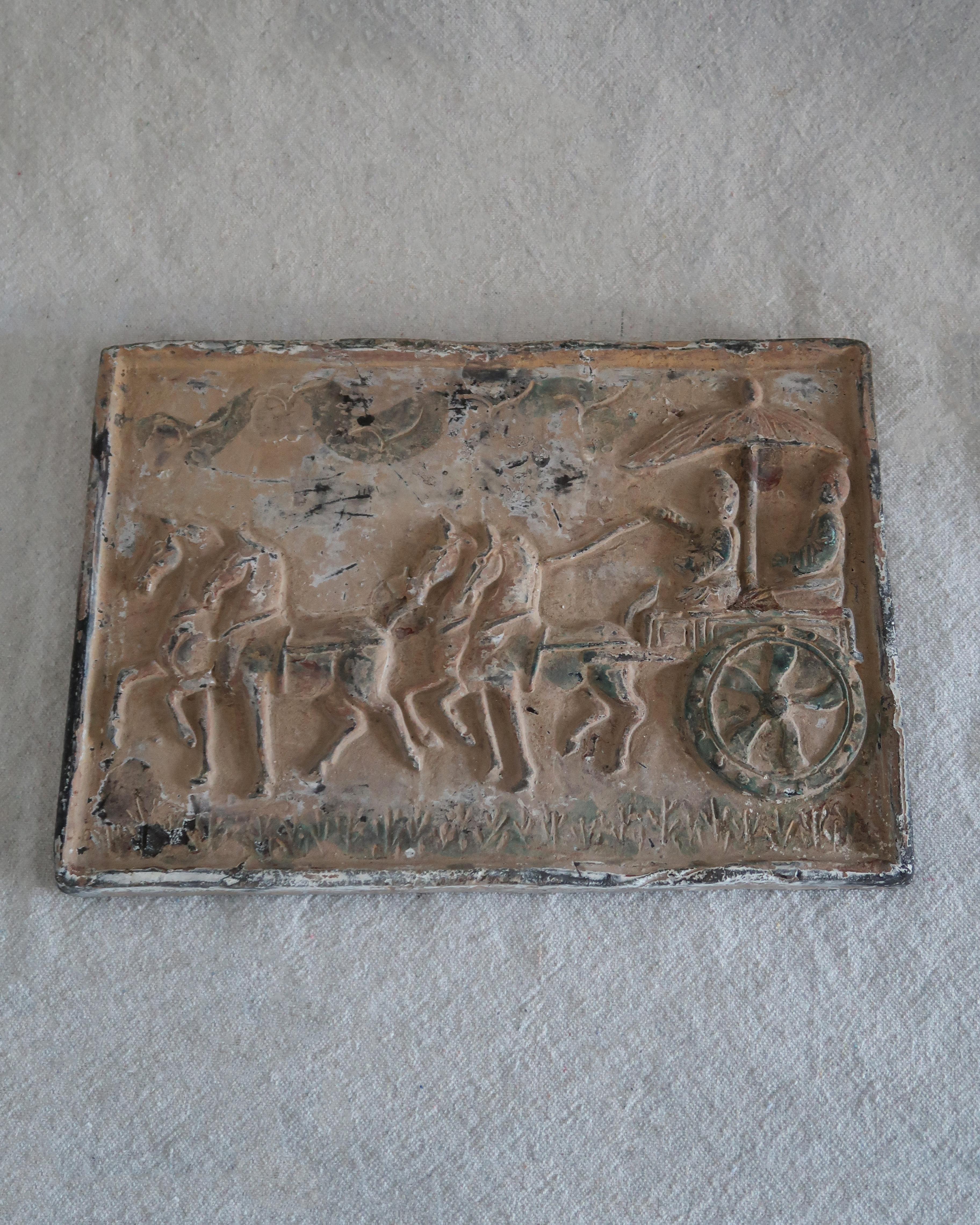 Plaque en relief sculptée avec scène de chariot en vente 1