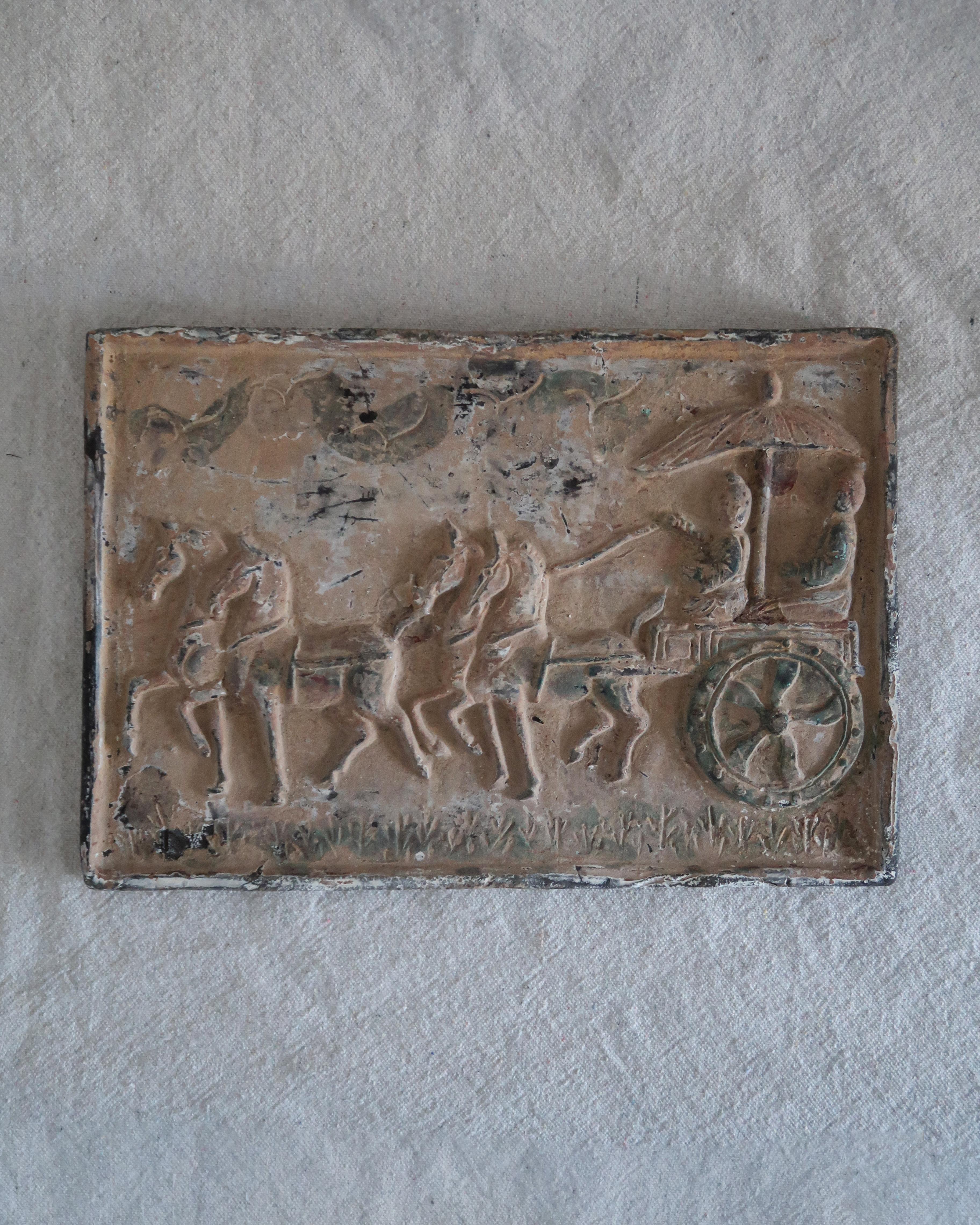 Plaque en relief sculptée avec scène de chariot en vente 2