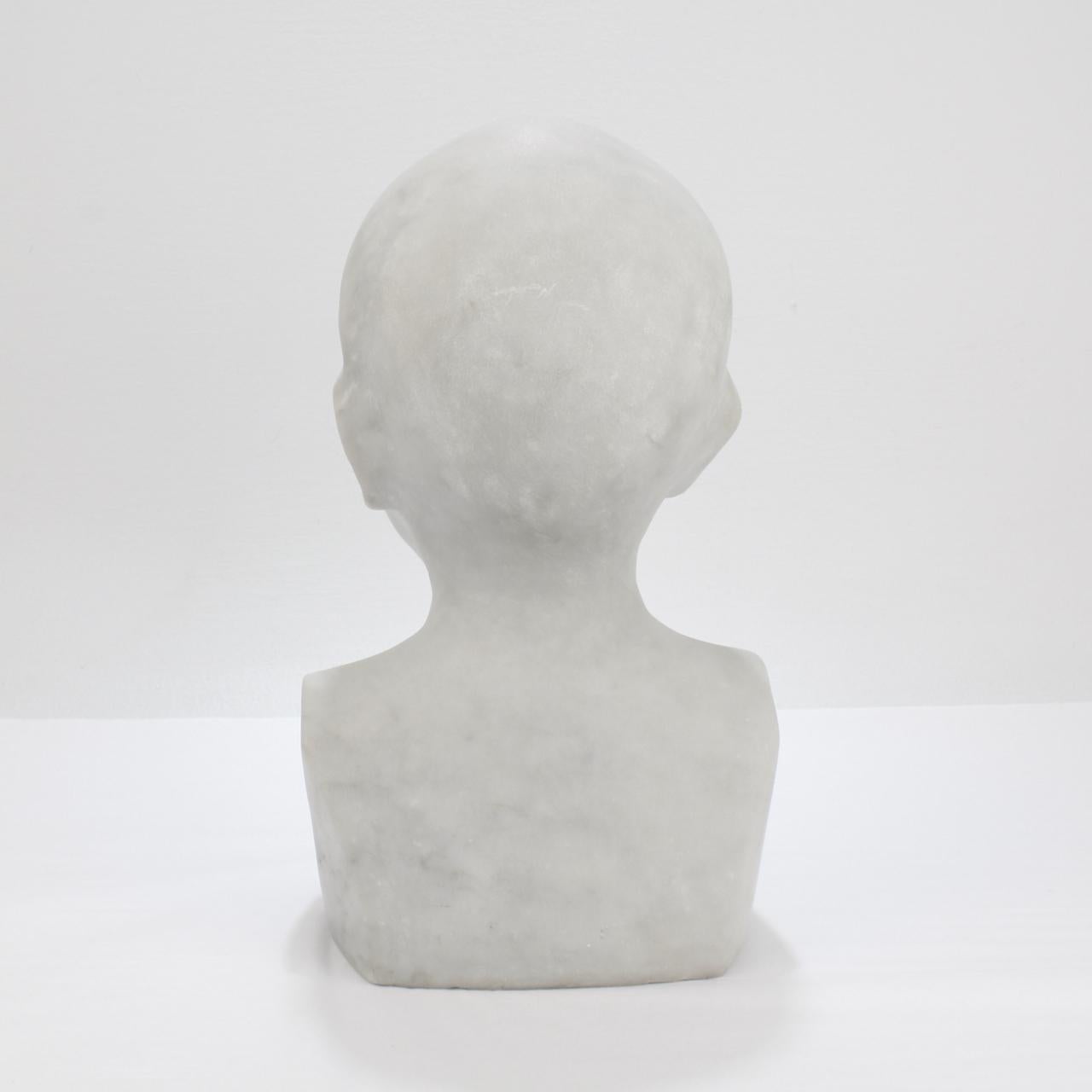 Intagliato Busto di bambino in marmo di Cararra scolpito in stile rinascimentale secondo Desiderio in vendita