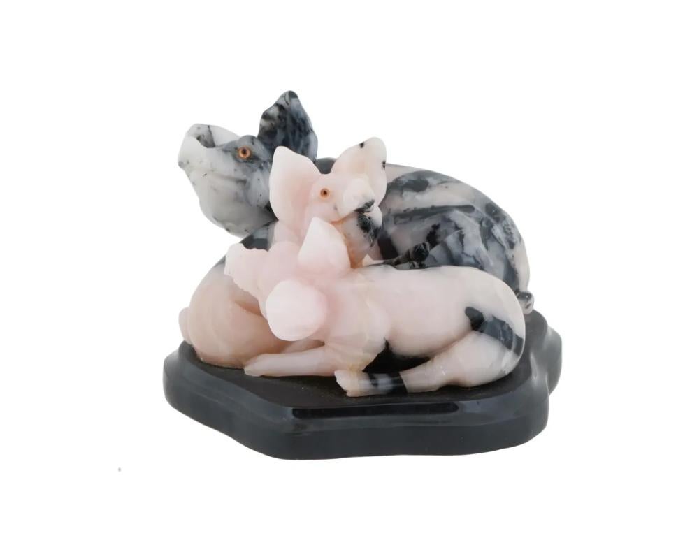 Sconosciuto Figurine di maiale in rodonite intagliate su una base di marmo in vendita