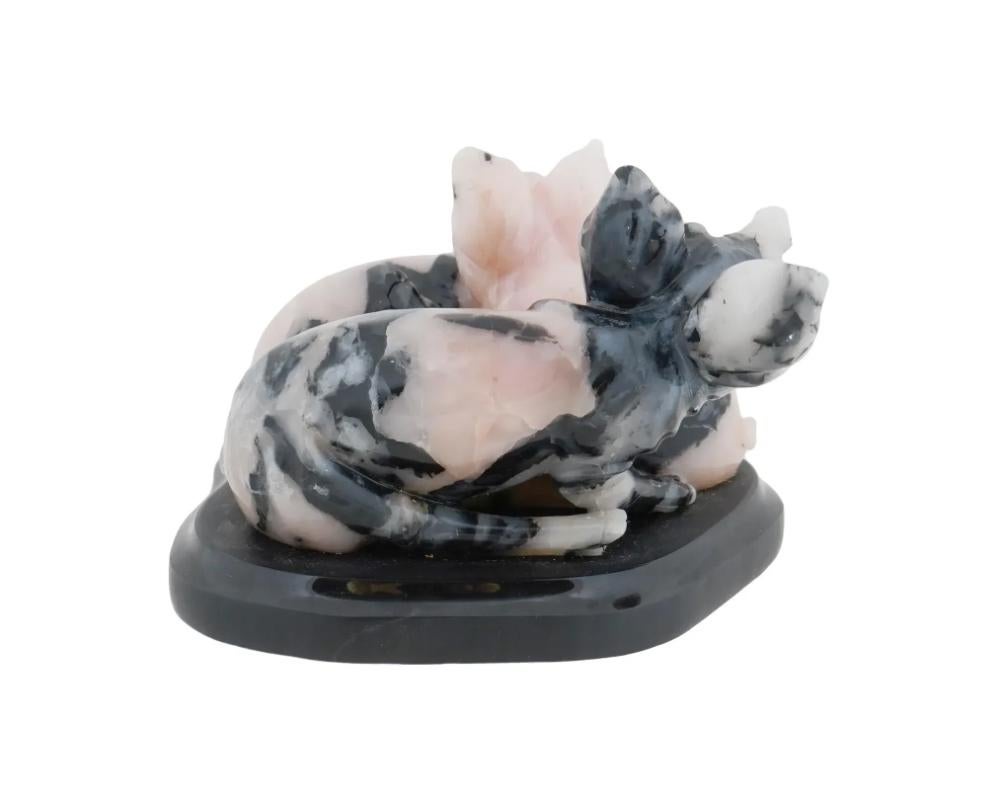 Intagliato Figurine di maiale in rodonite intagliate su una base di marmo in vendita