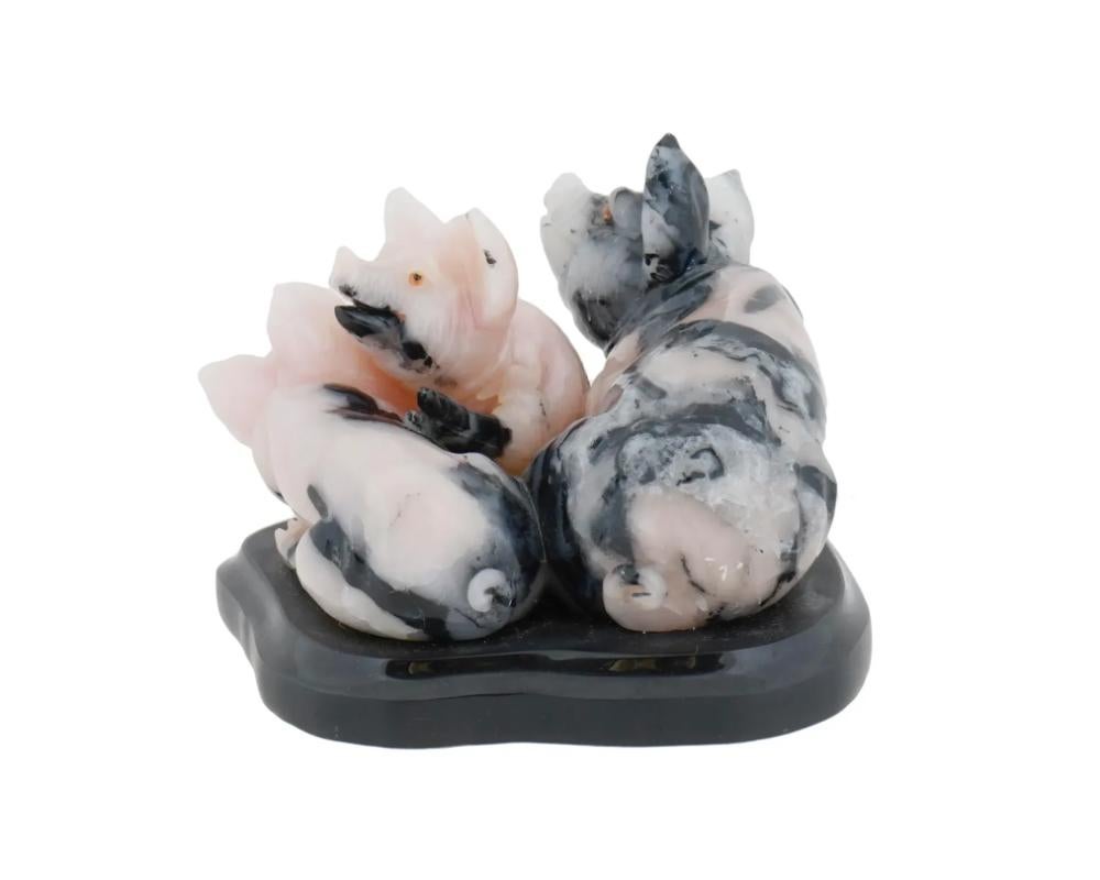 Figurine di maiale in rodonite intagliate su una base di marmo In condizioni buone in vendita a New York, NY