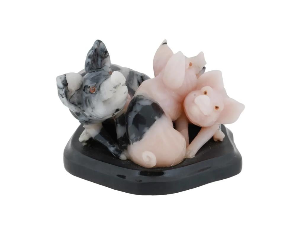XX secolo Figurine di maiale in rodonite intagliate su una base di marmo in vendita