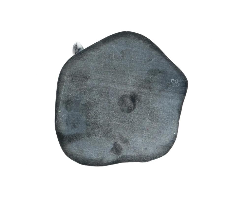 Figurine di maiale in rodonite intagliate su una base di marmo in vendita 1