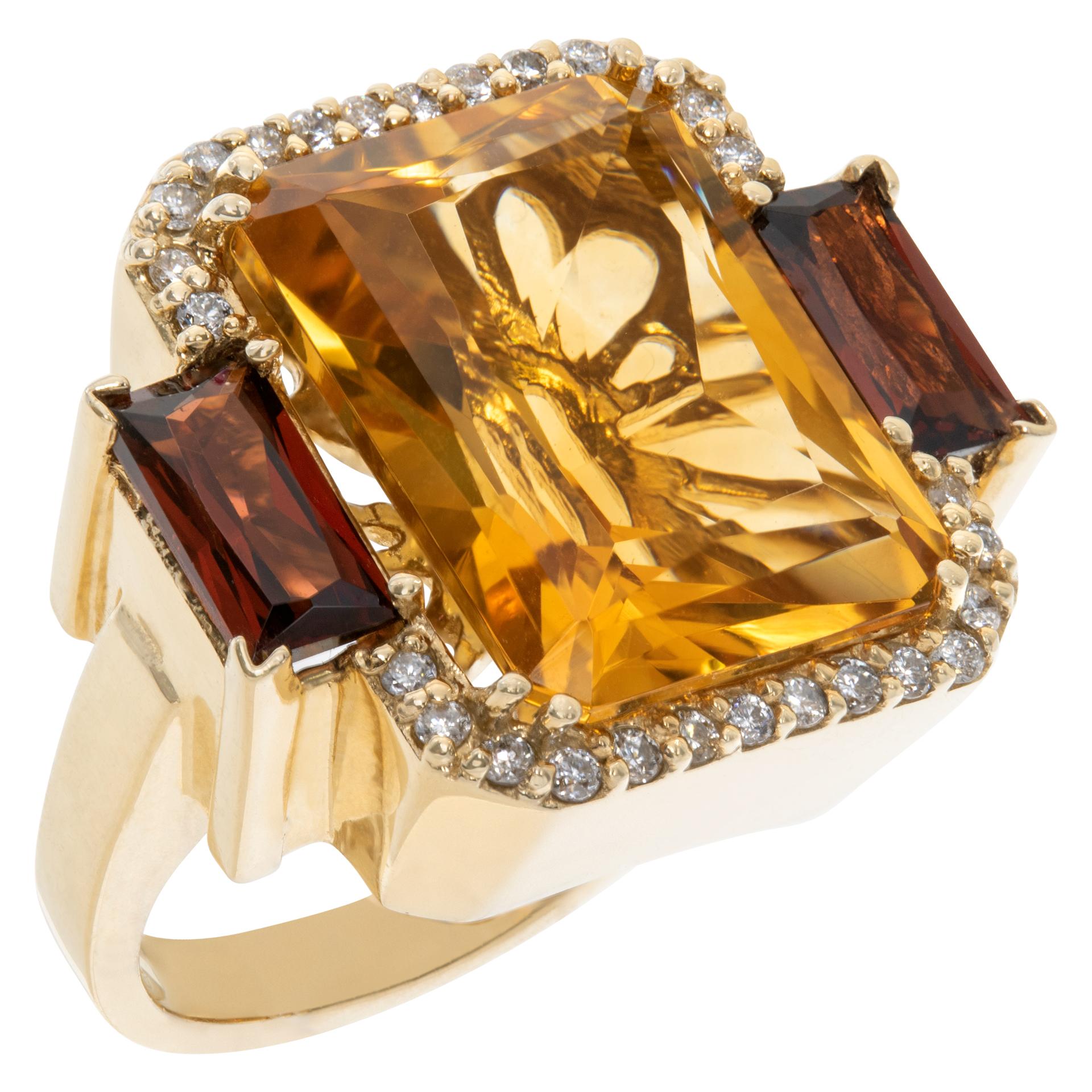 Carved ring in yellow gold with citrine, deep red garnet, and accent diamonds. In Excellent Condition For Sale In Surfside, FL