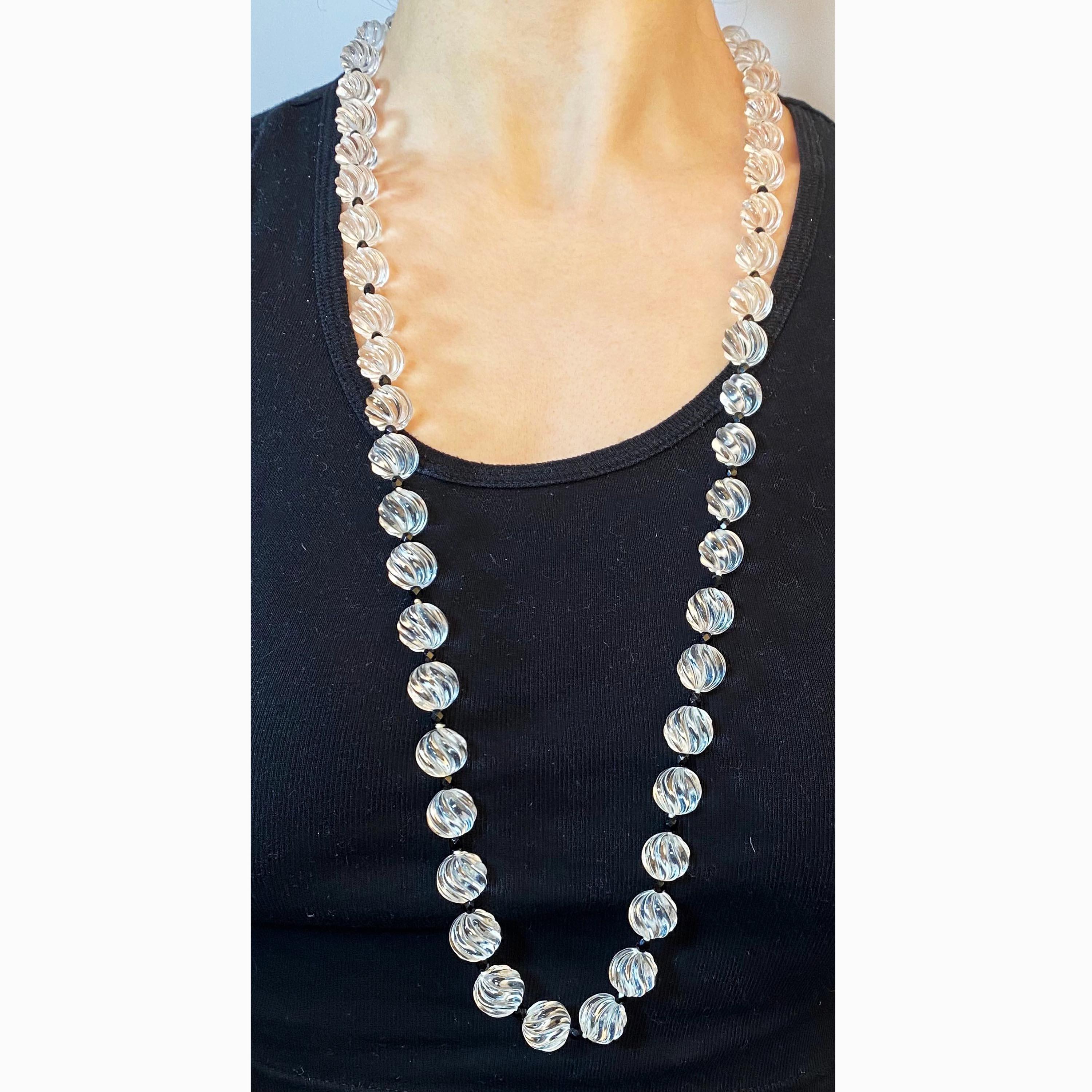 Collana di cristalli di rocca intagliati e rondelle di onice nero, sessantuno perle di cristallo di rocca intagliato di circa 13-14 mm ciascuna, separate da perle di rondelle di onice nero, in un motivo ripetuto, con chiusura a sfera in oro bianco