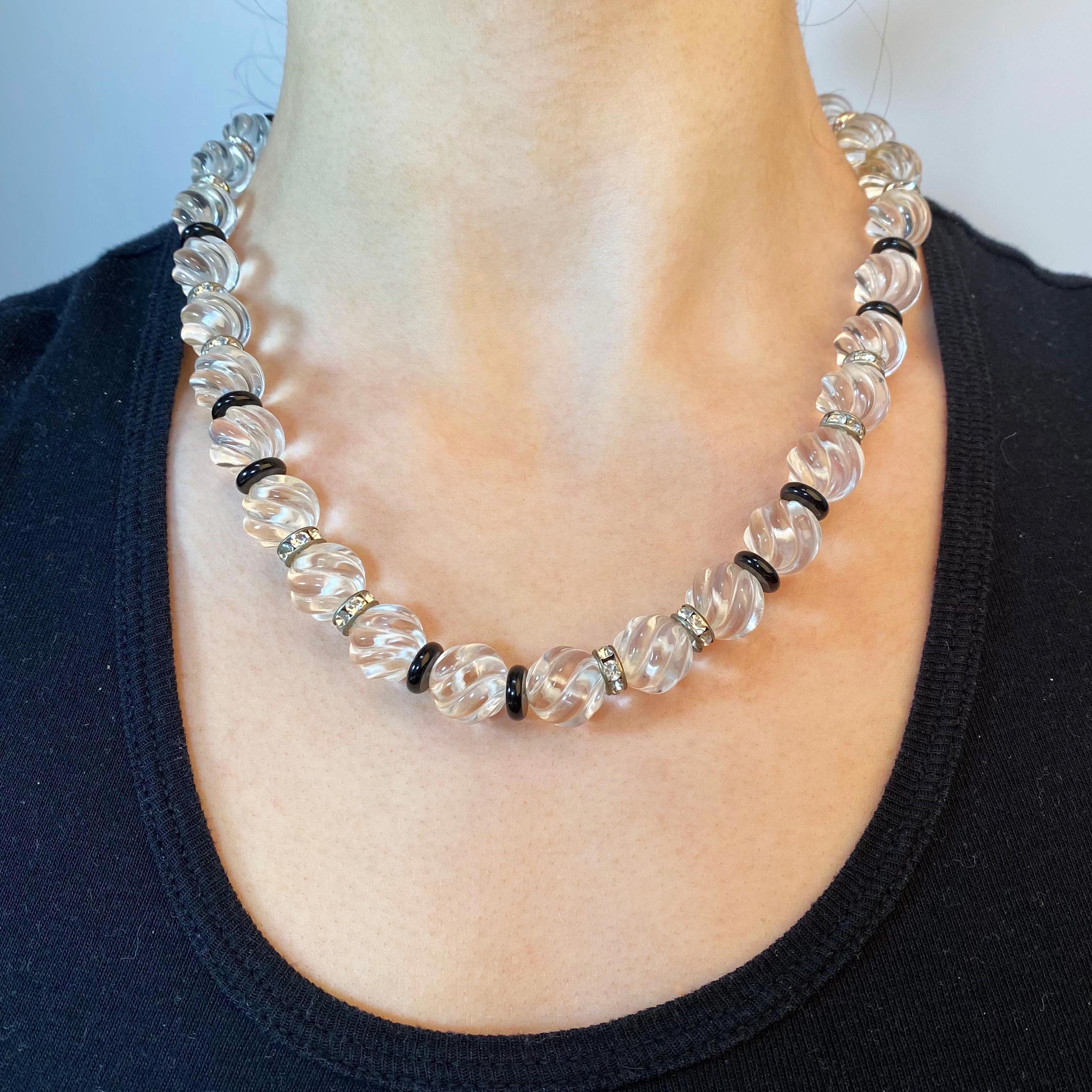 Halskette aus geschnitztem Bergkristall und schwarzem Onyx (Cabochon) im Angebot