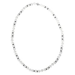 Halskette aus geschnitztem Bergkristall und schwarzem Onyx