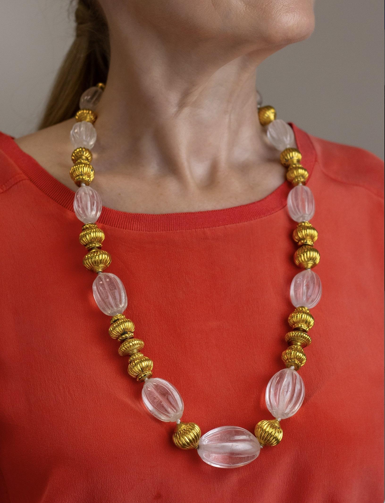 Este insólito collar se ha elaborado con cuentas de cristal de roca tallado interceptadas por cuentas de oro rellenas de cera, probablemente de la antigüedad. Las cuentas de cristal de roca tallado se denominan a veces 