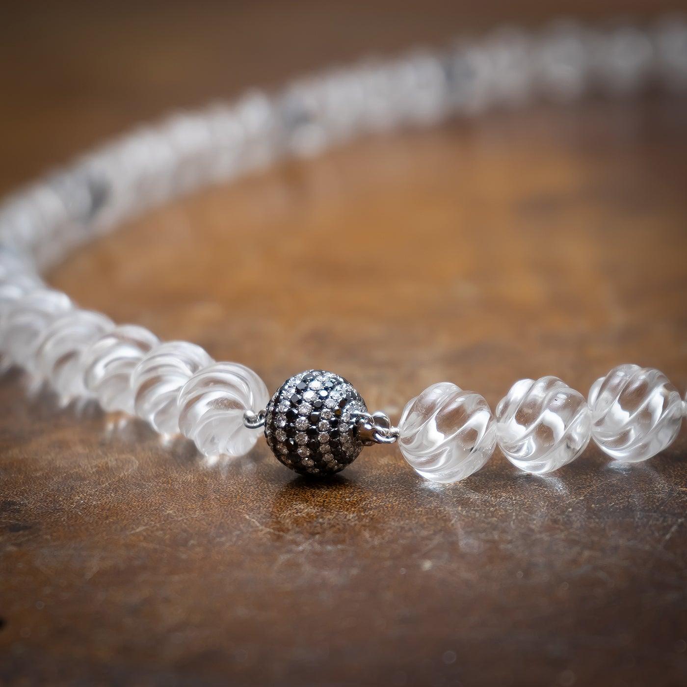 Collana in cristallo di rocca intagliato, diamanti e onice nera In condizioni Nuovo in vendita a London, GB