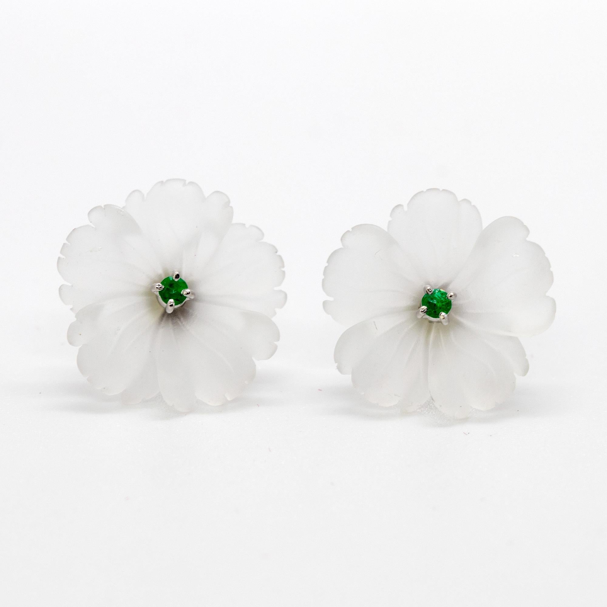 Geschnitzte Bergkristall-Smaragdblume 18K Weißgold Ohrstecker Cocktail-Love-Ohrringe (Brillantschliff) im Angebot