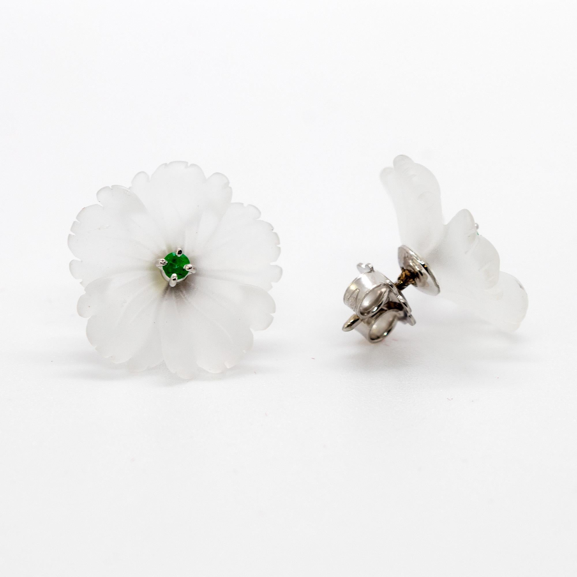 Geschnitzte Bergkristall-Smaragdblume 18K Weißgold Ohrstecker Cocktail-Love-Ohrringe im Zustand „Neu“ im Angebot in Milano, IT