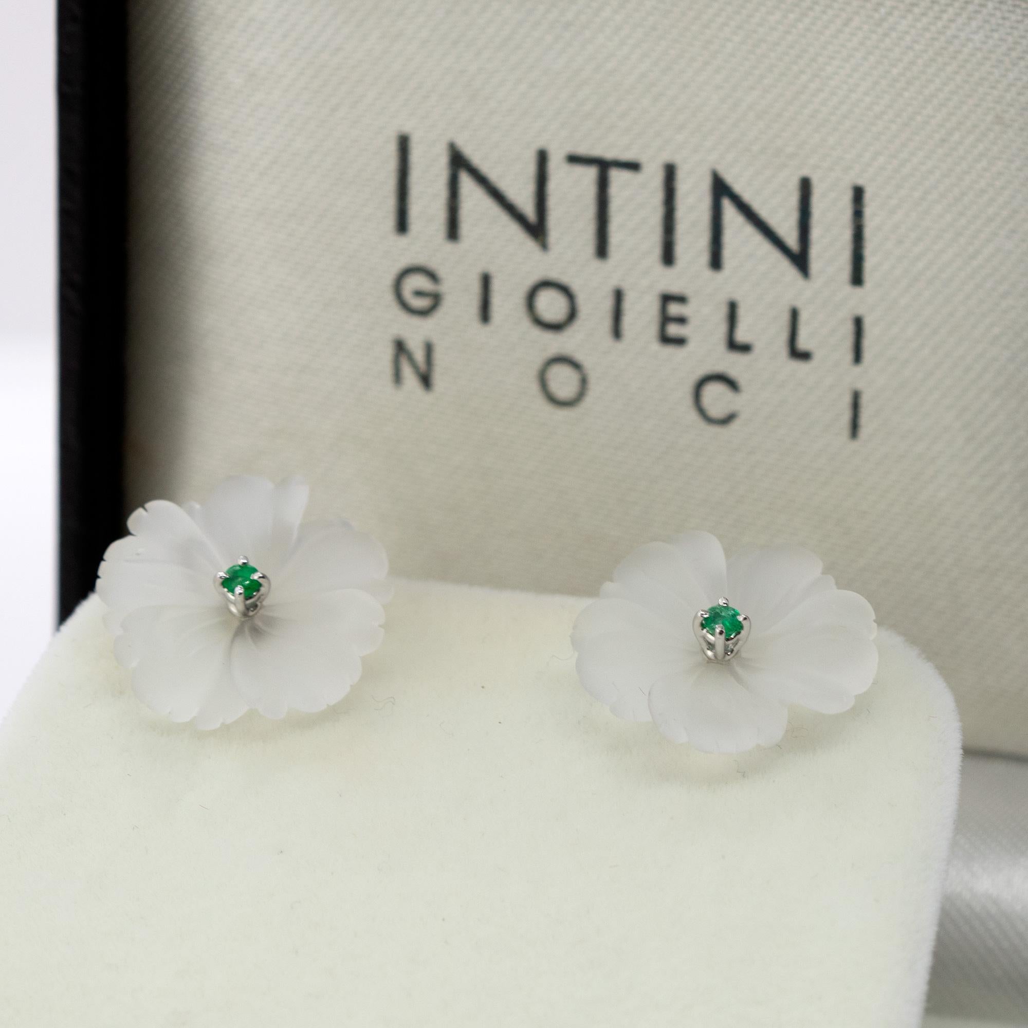 Geschnitzte Bergkristall-Smaragdblume 18K Weißgold Ohrstecker Cocktail-Love-Ohrringe im Angebot 1