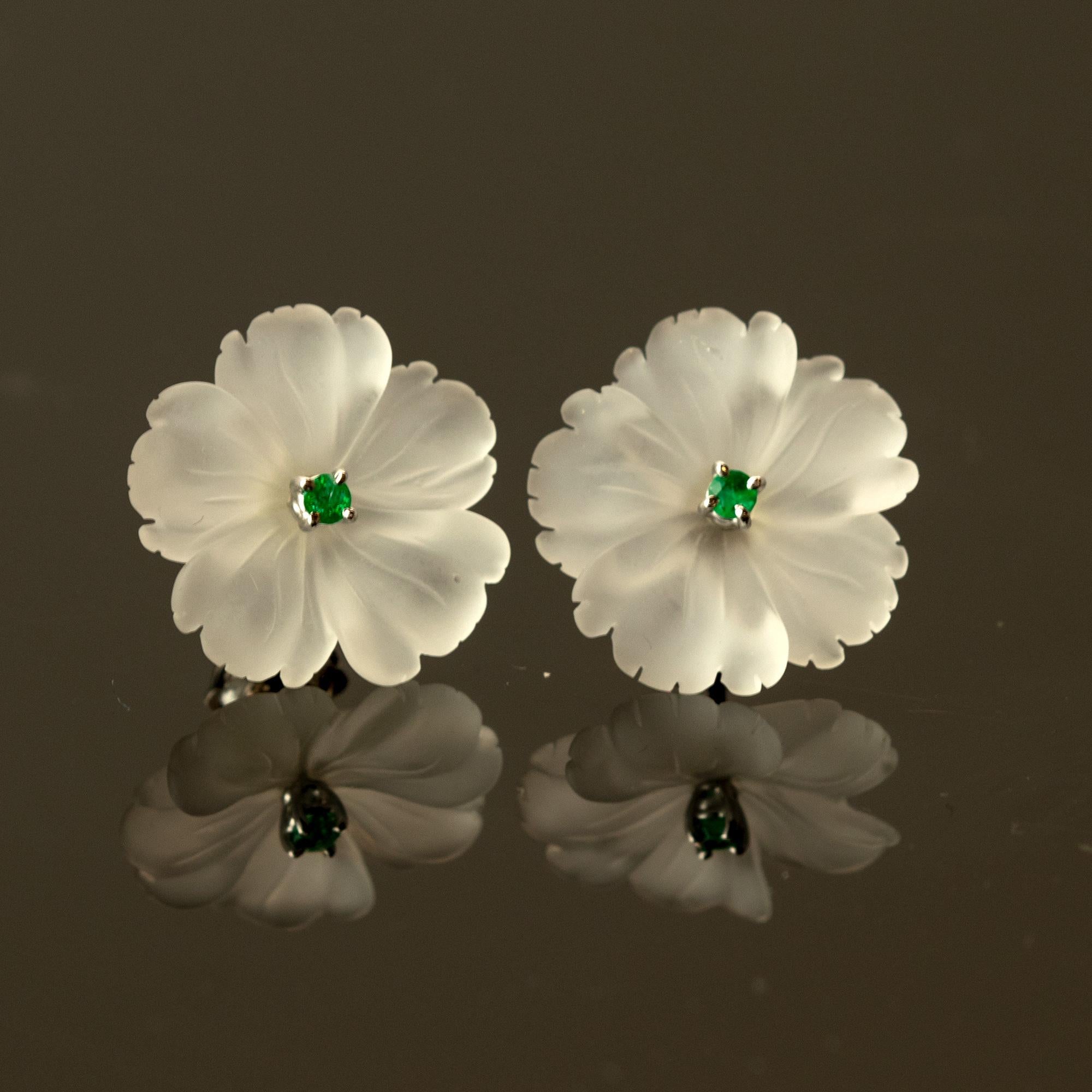 Geschnitzte Bergkristall-Smaragdblume 18K Weißgold Ohrstecker Cocktail-Love-Ohrringe im Angebot 2