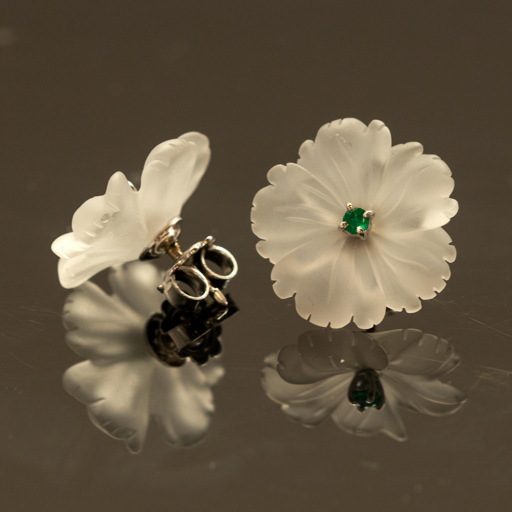 Geschnitzte Bergkristall-Smaragdblume 18K Weißgold Ohrstecker Cocktail-Love-Ohrringe im Angebot 3