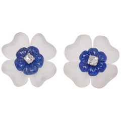 Boucles d'oreilles fleur en cristal de roche sculpté, lapis et diamants