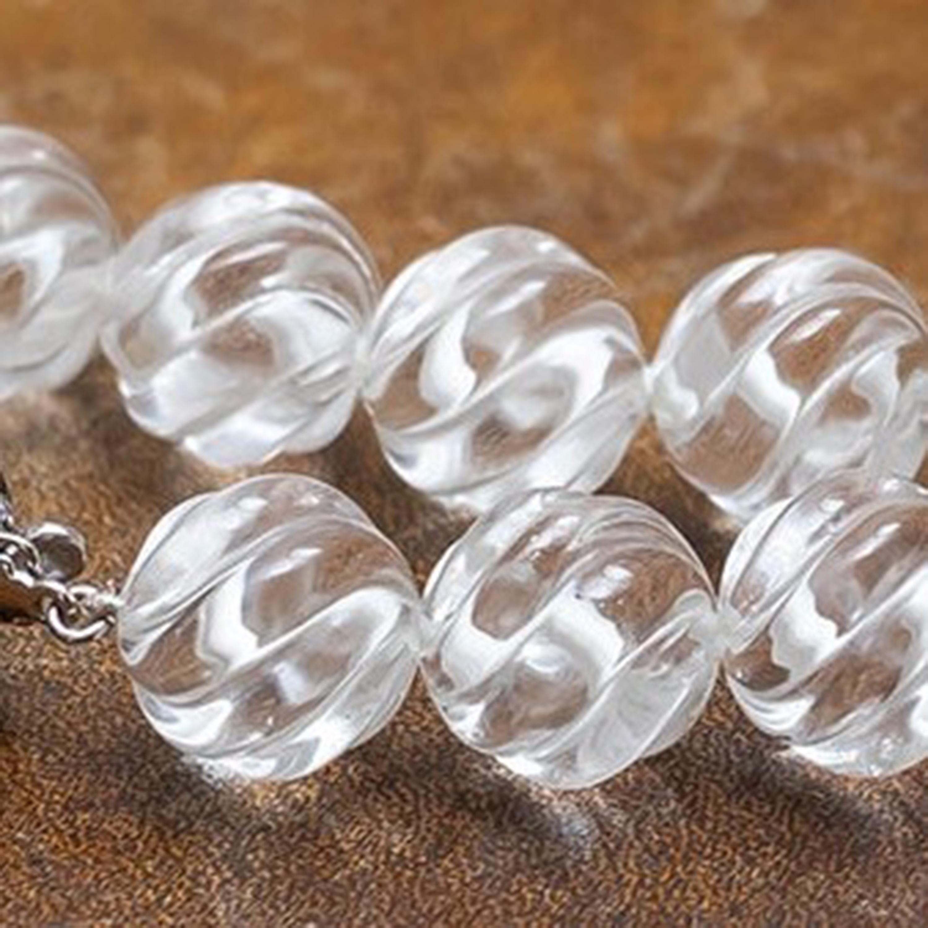 Taglio brillante Collana in cristallo di rocca intagliato con chiusura a diamante in vendita