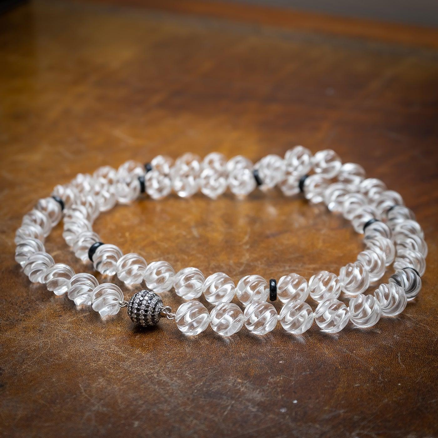 Halskette aus geschnitztem Bergkristall, Onyx und Diamanten (Moderne) im Angebot