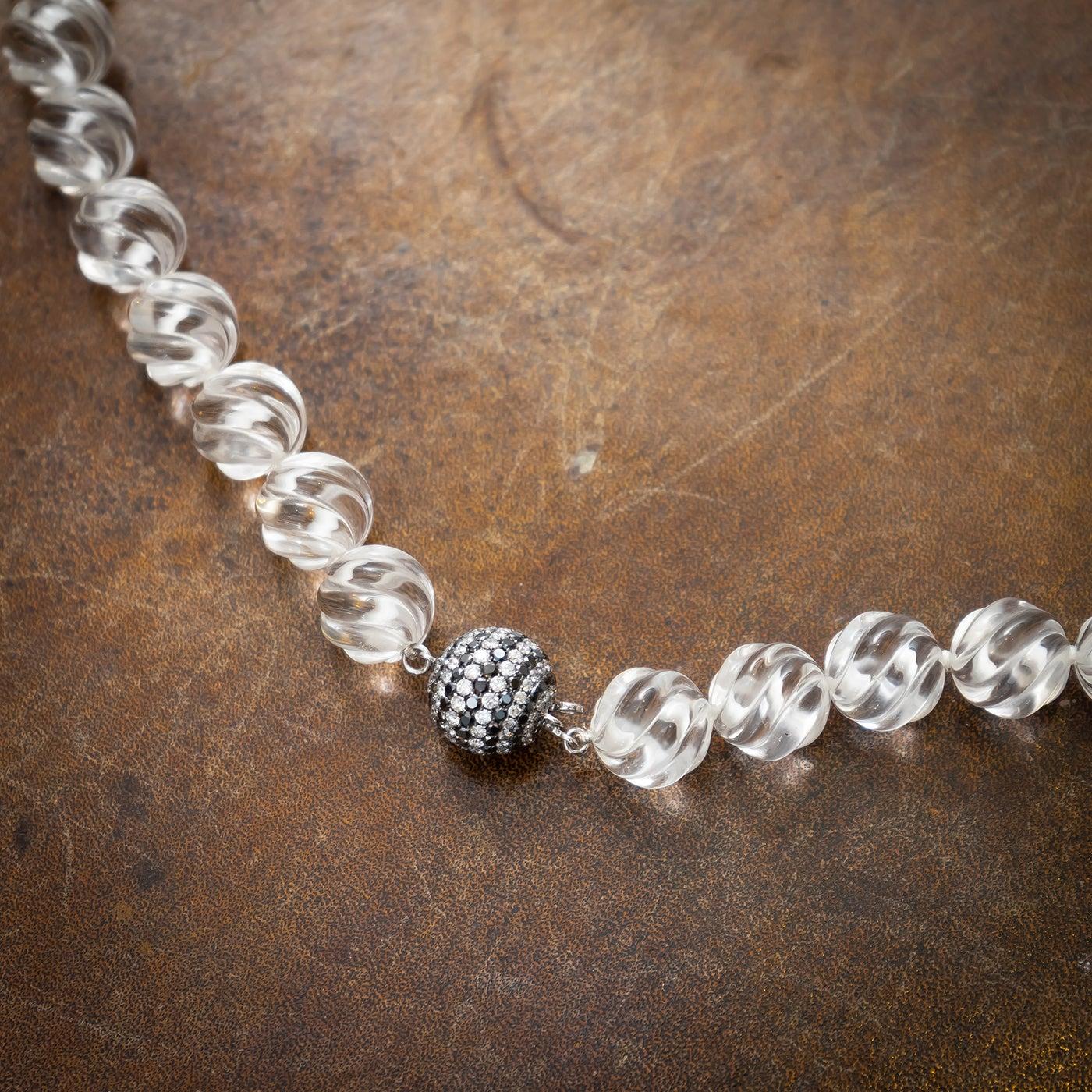 Halskette aus geschnitztem Bergkristall, Onyx und Diamanten (Perle) im Angebot