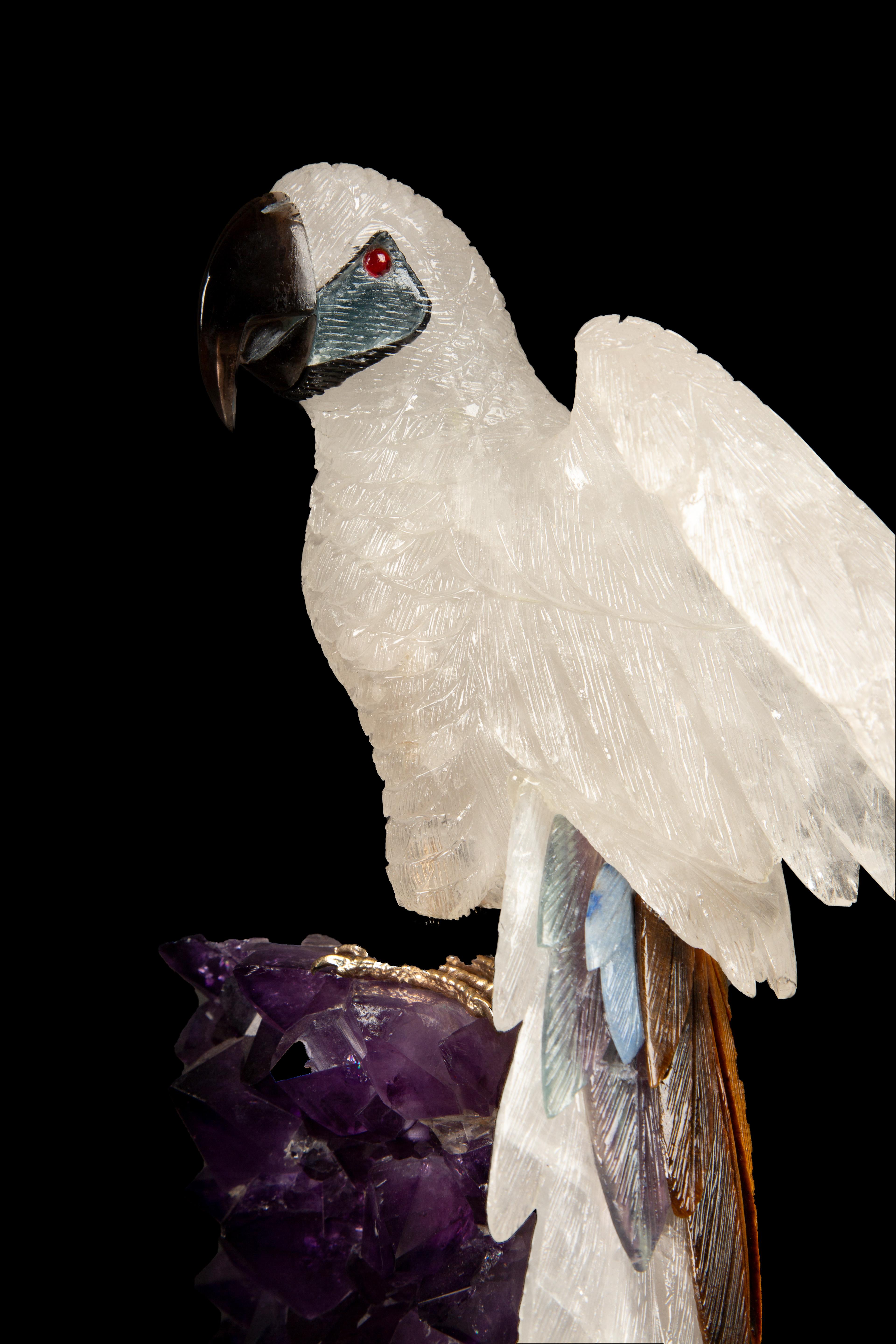 Geschnitzter Papagei aus Bergkristall auf einem Amethyst-Cluster montiert 13