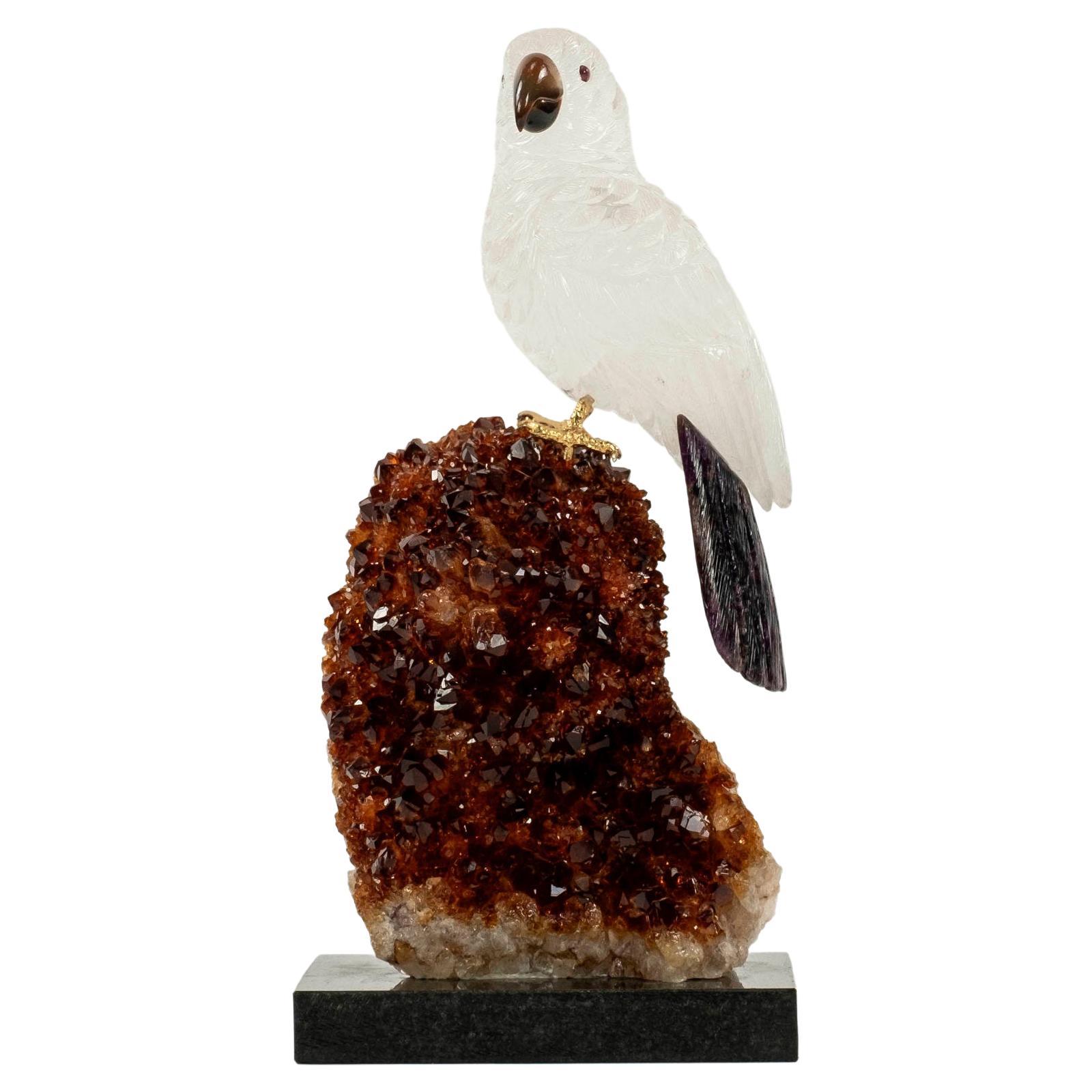 Oiseau Cockatoo en cristal de roche sculpté et quartz sur citrine
