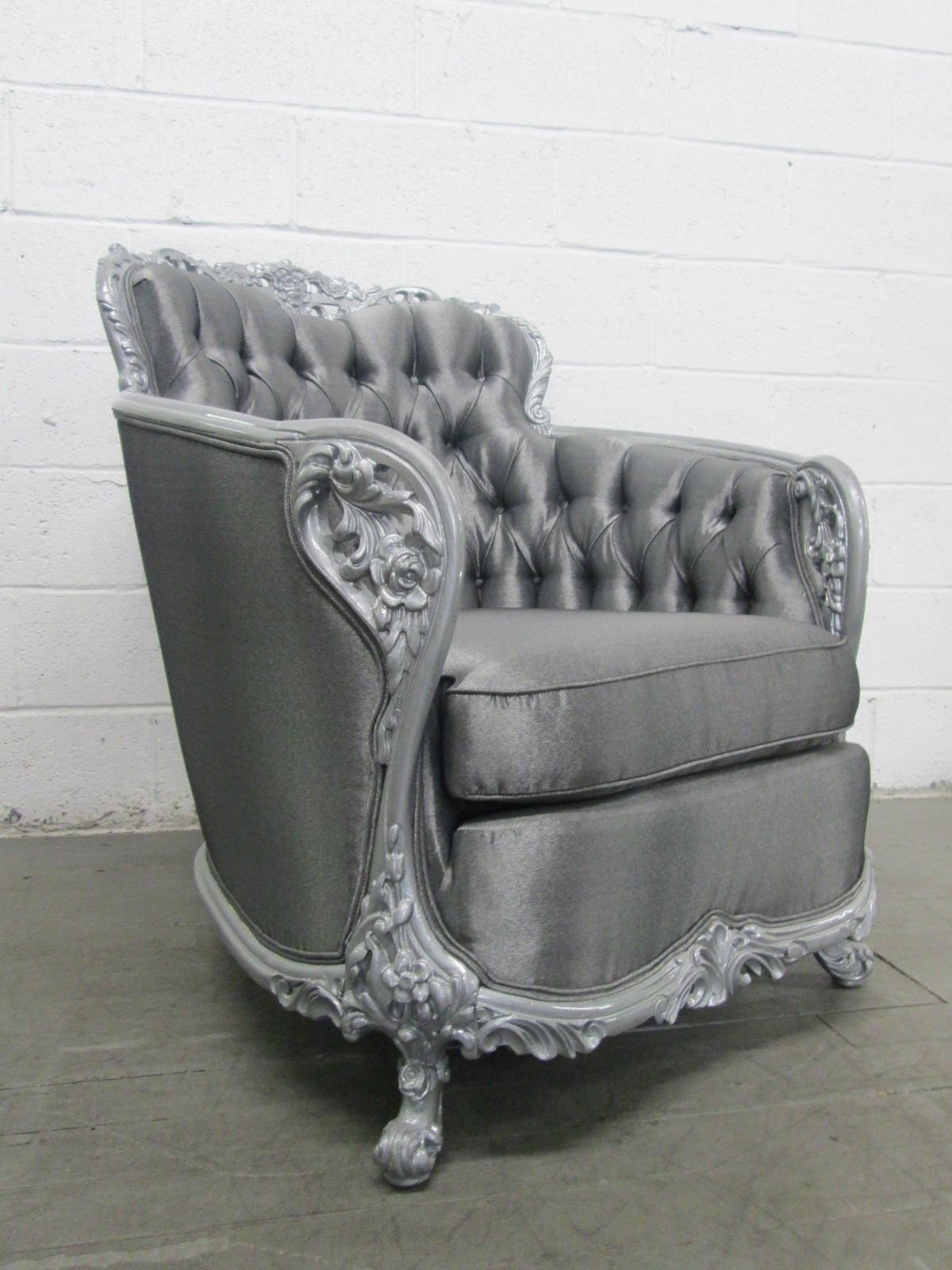 Magnifique chaise touffetée et sculptée de style ancien. Nouvellement revêtu d'un tissu aux reflets gris argenté. Le cadre est peint en argent foncé.