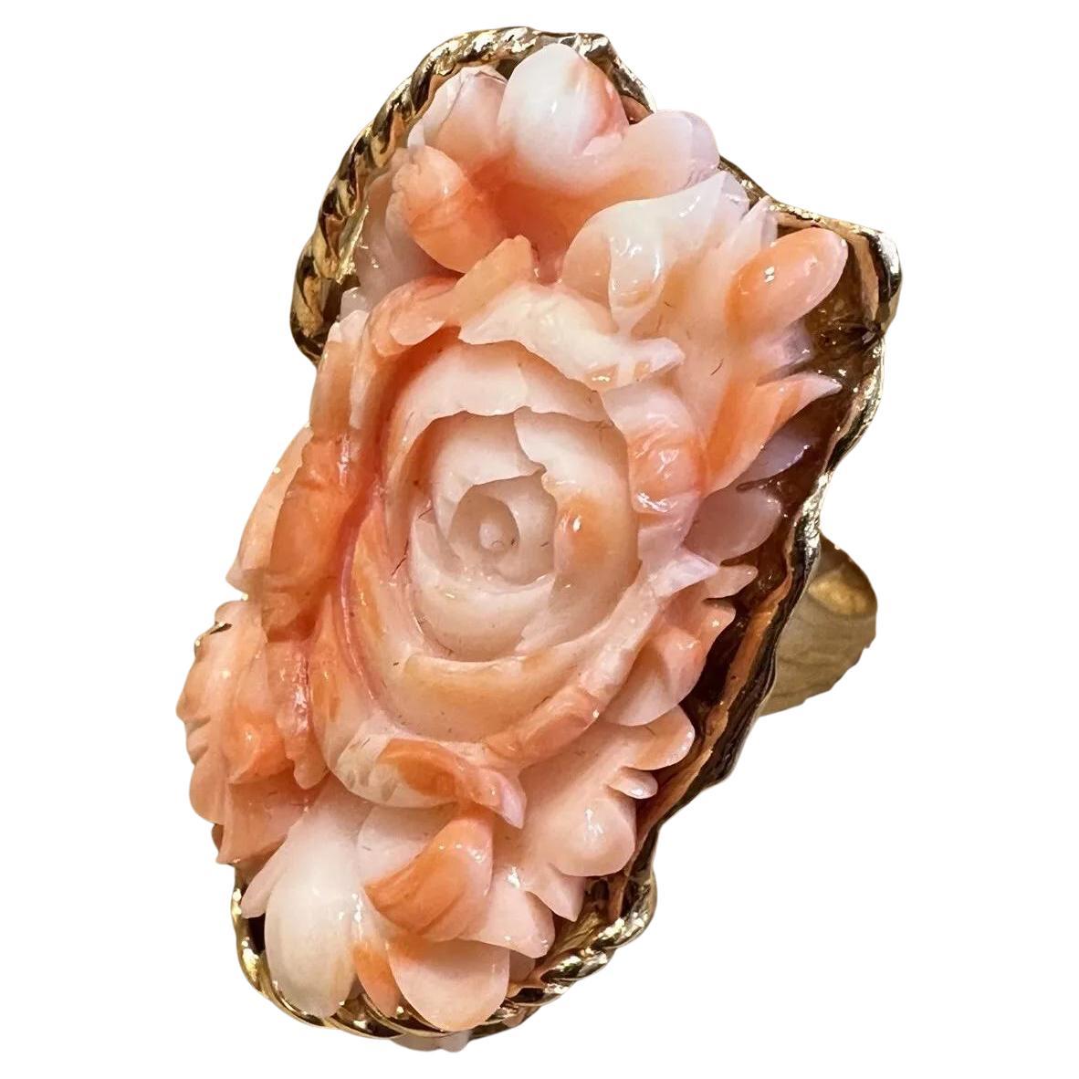 Anillo de Coral Piel de Ángel Tallado en Oro Amarillo de 18k