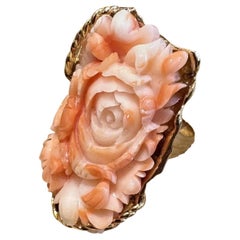 Anillo de Coral Piel de Ángel Tallado en Oro Amarillo de 18k