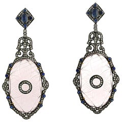 Boucles d'oreilles en or et argent avec quartz rose sculpté, diamants et saphirs bleus