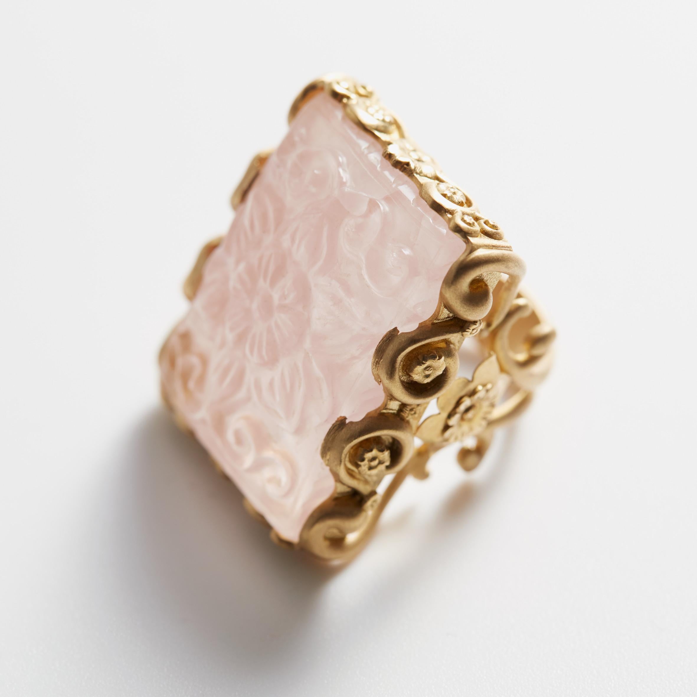 Carved Rose Quartz Stone 18 Karat Gold Cocktail Ring For Sale 5