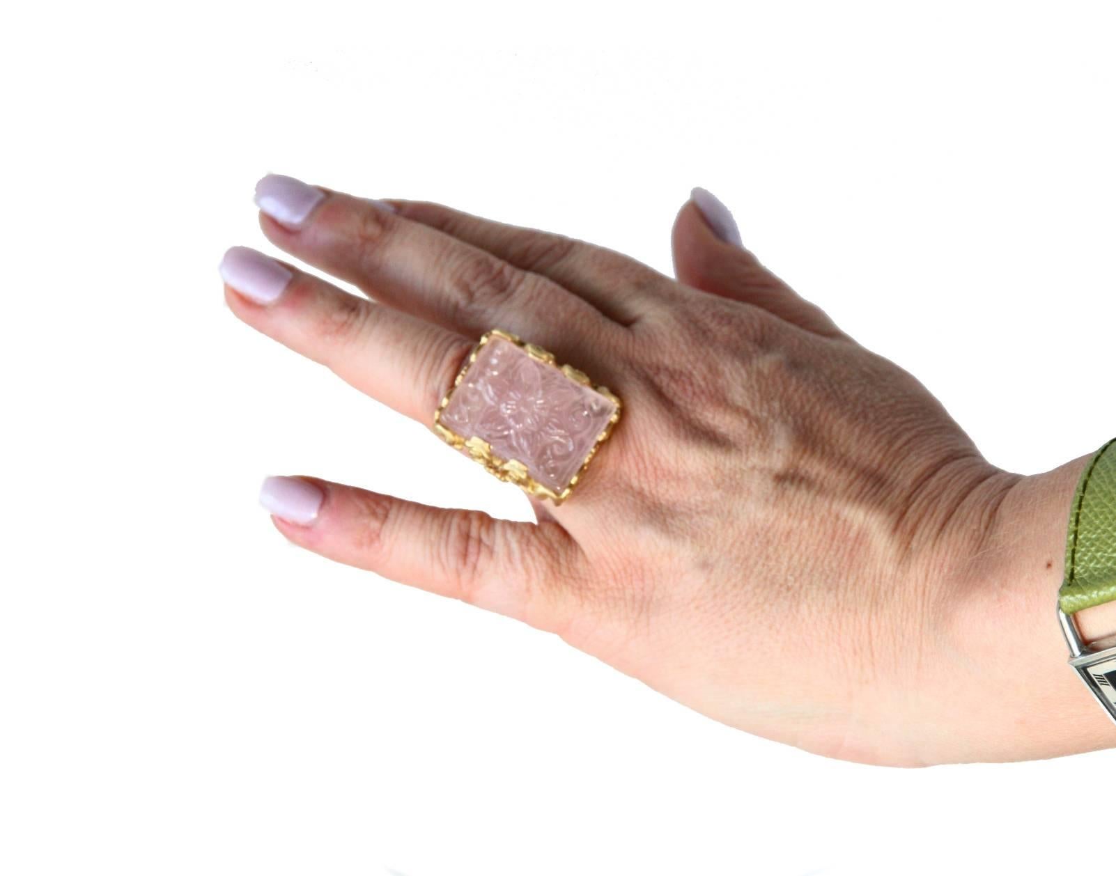 Carved Rose Quartz Stone 18 Karat Gold Cocktail Ring For Sale 1