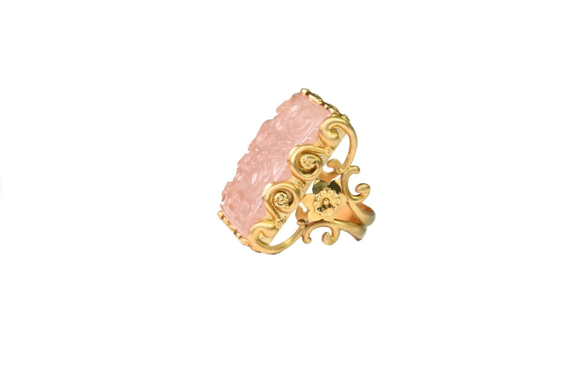 Fine carved gold ring with a rose quartz square carved both side, all the decoration in gold  is made by hand and reproduce flowers and naturalistic design. 18kt gold gr 13,10.
All Giulia Colussi jewelry is new and has never been previously owned or