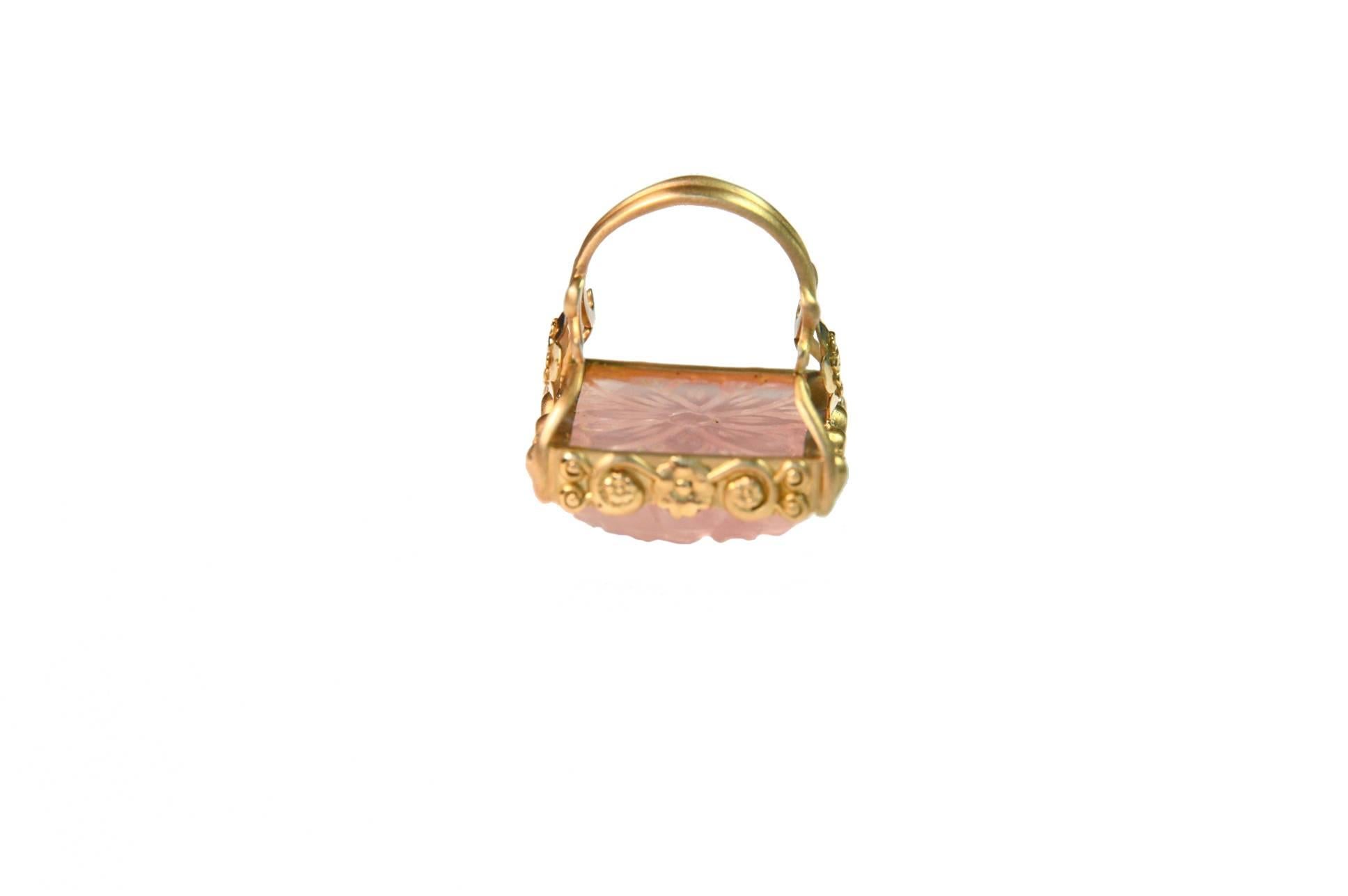 Carved Rose Quartz Stone 18 Karat Gold Cocktail Ring In New Condition For Sale In Milan, IT