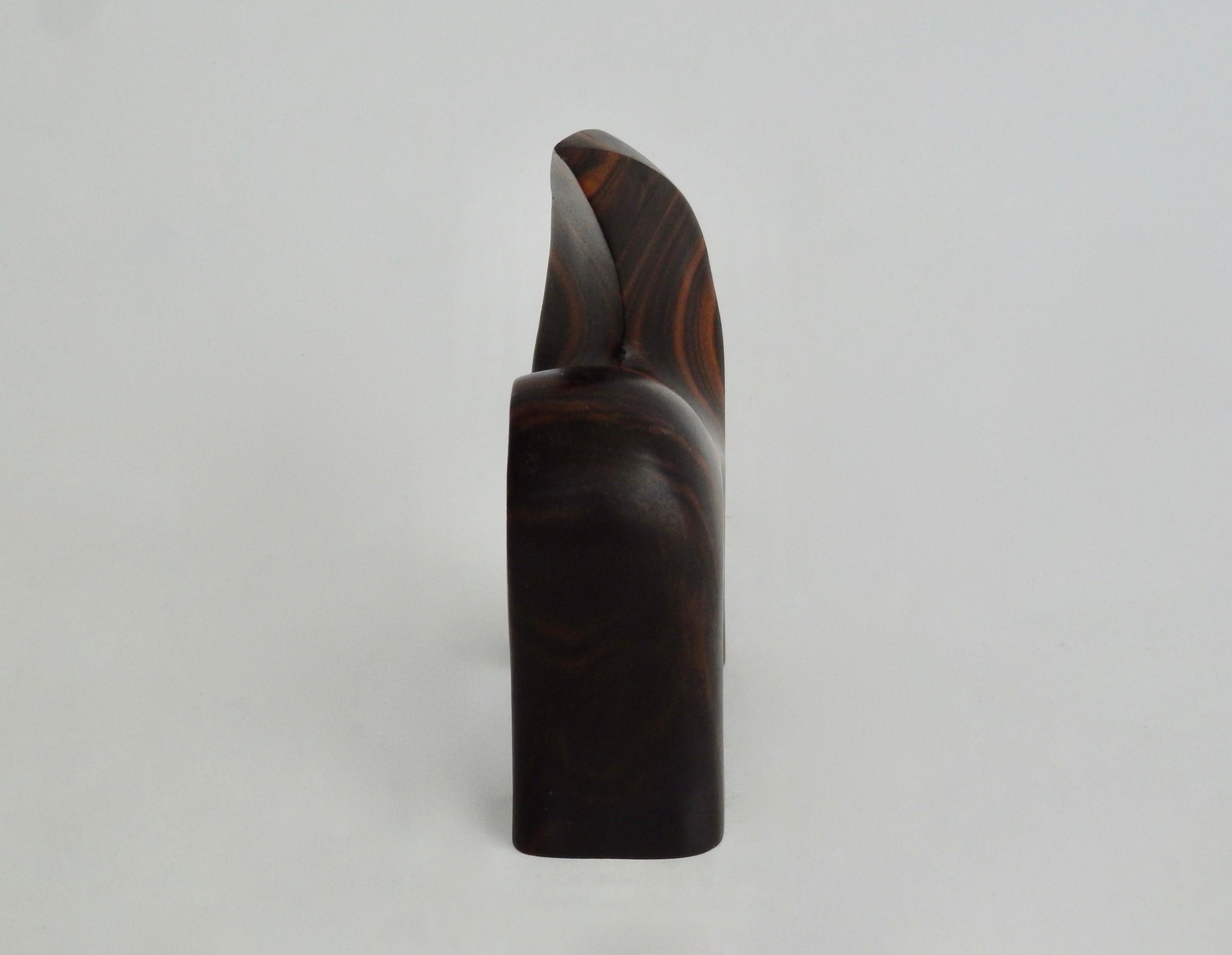 Escultura de antílope estilizado de palisandro tallado mediados del siglo XX en venta
