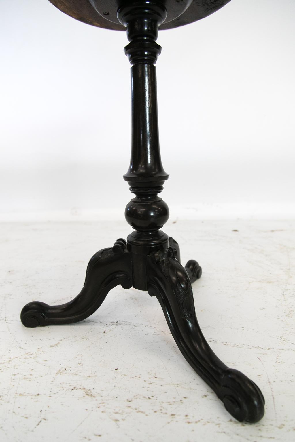 Milieu du XIXe siècle Table tripode en bois de rose sculpté en vente
