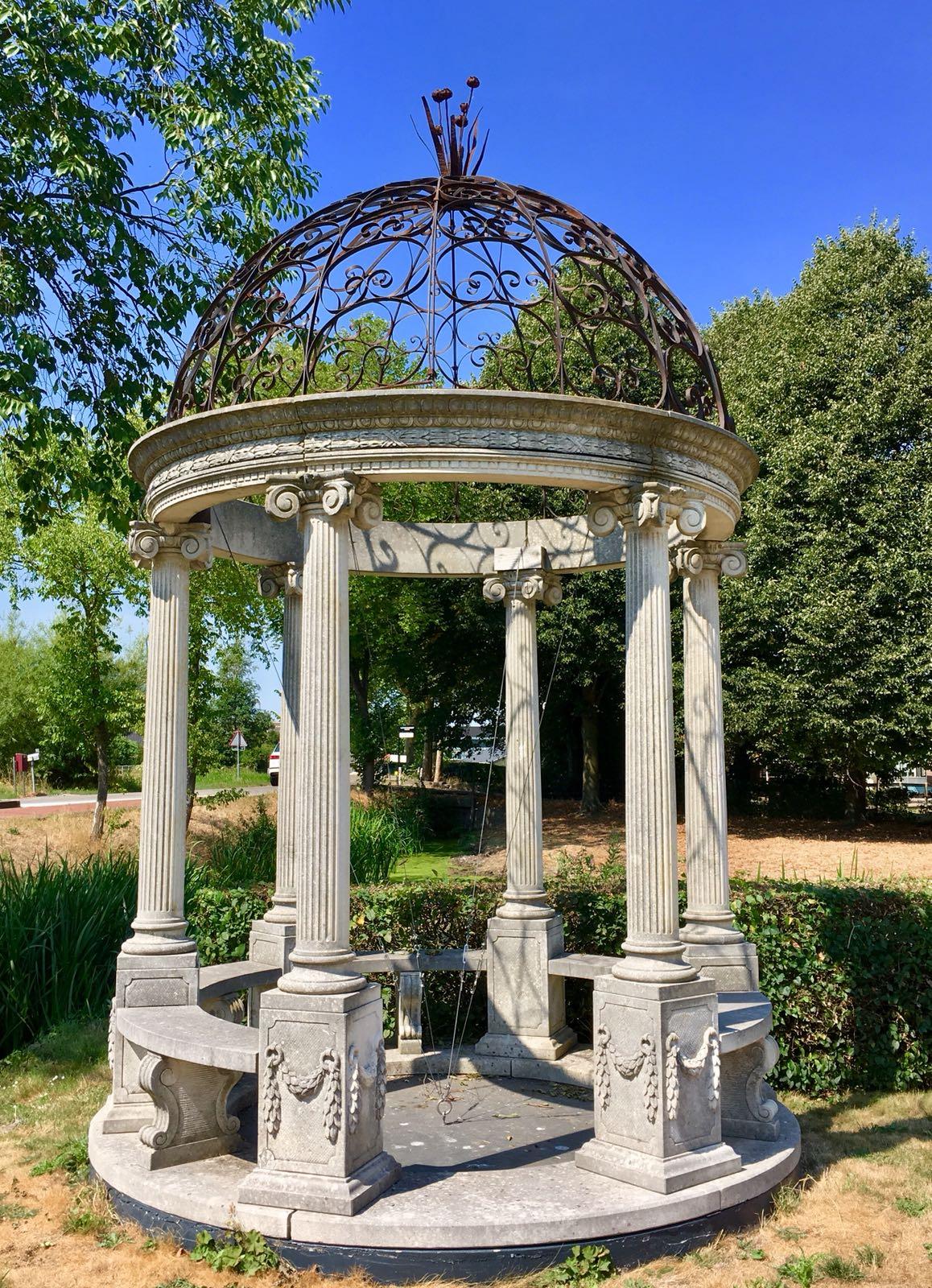 Néoclassique Rotonda ou Gloriette de jardin sculptée de style classique avec un plateau en fer forgé