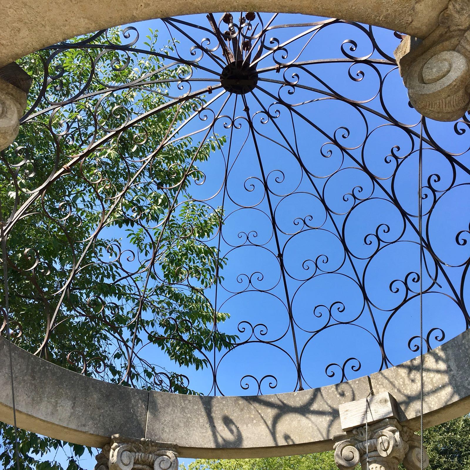 Français Rotonda ou Gloriette de jardin sculptée de style classique avec un plateau en fer forgé