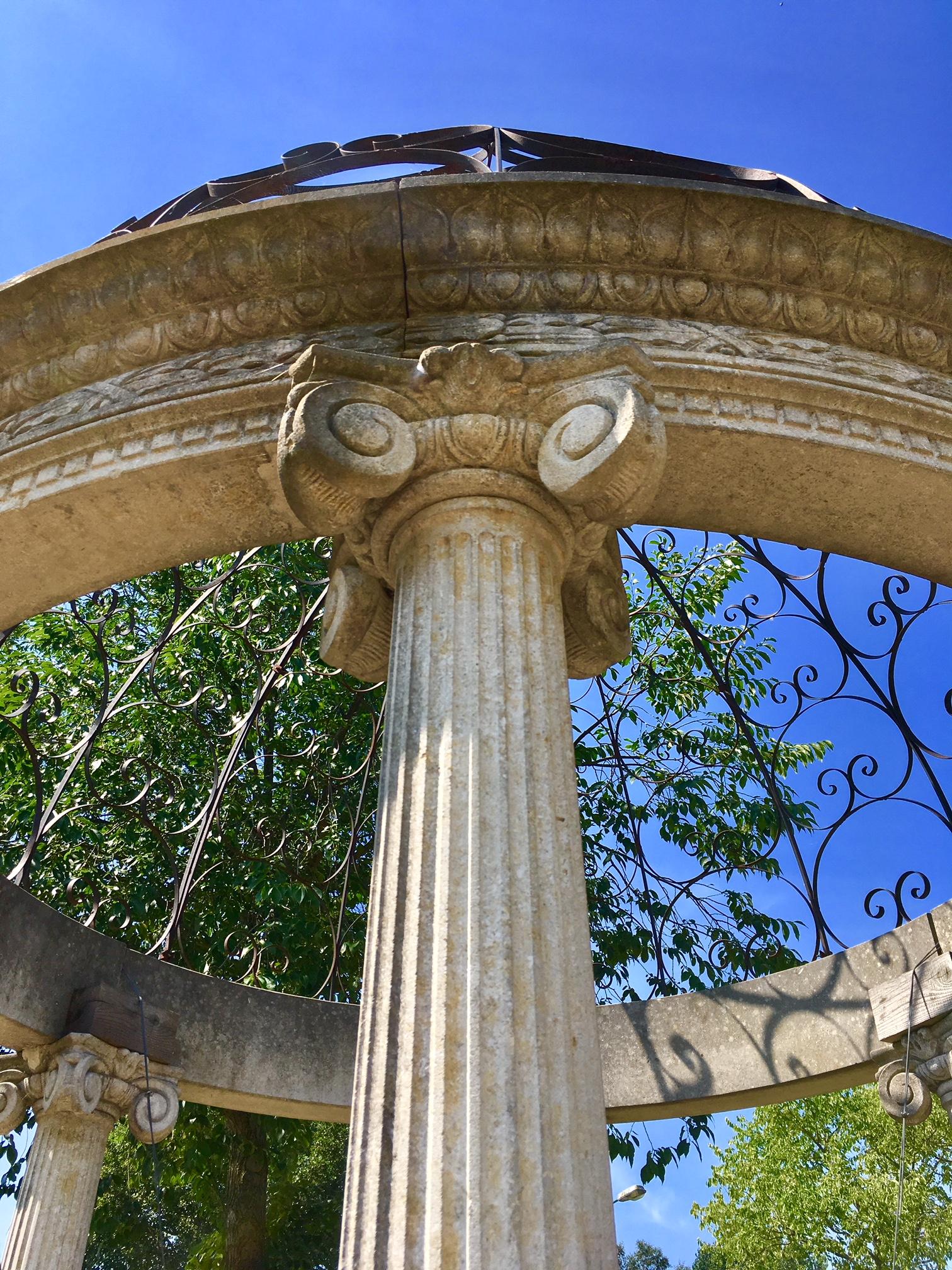 Rotonda ou Gloriette de jardin sculptée de style classique avec un plateau en fer forgé Bon état à Baambrugge, NL