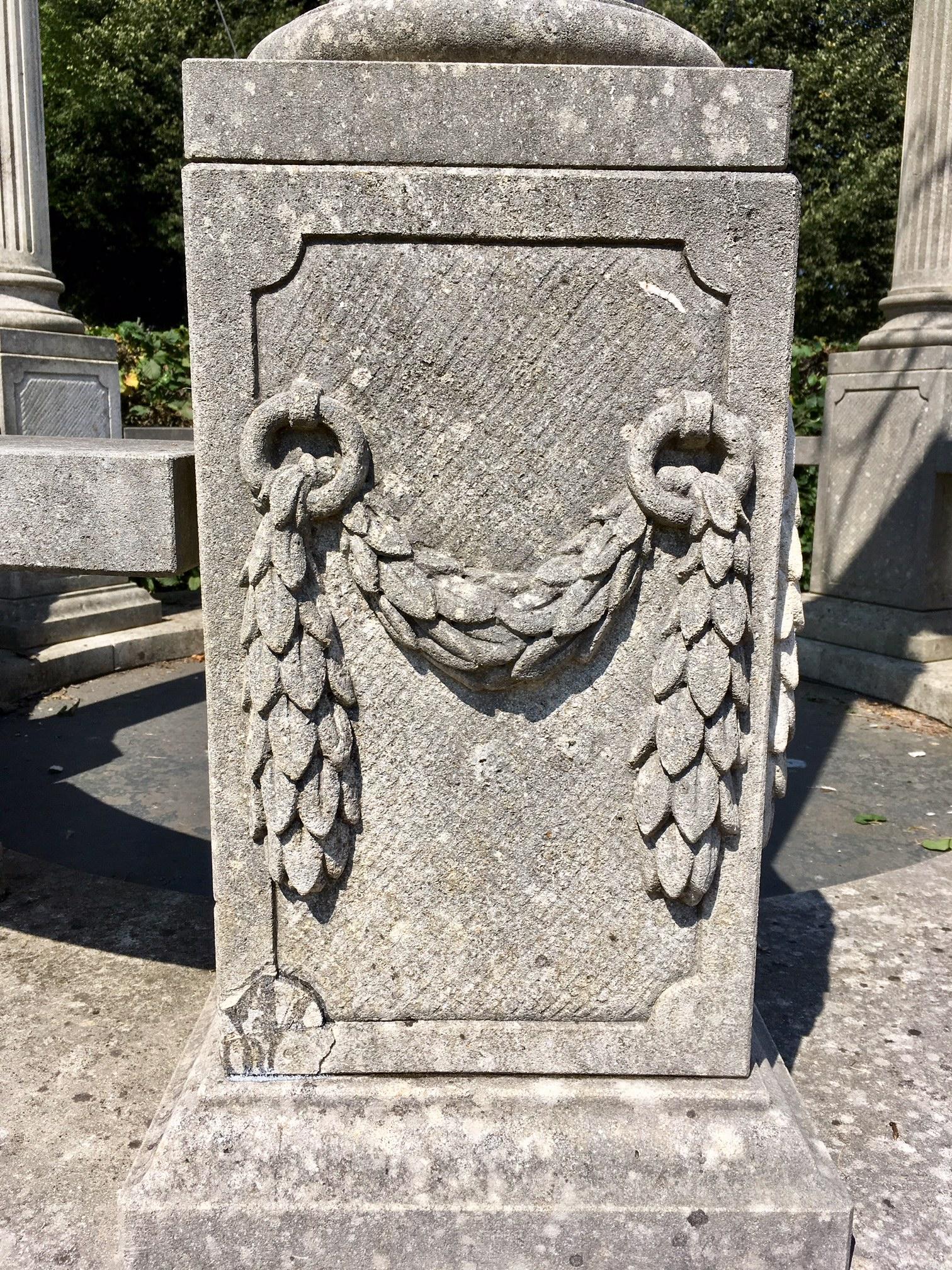 20ième siècle Rotonda ou Gloriette de jardin sculptée de style classique avec un plateau en fer forgé