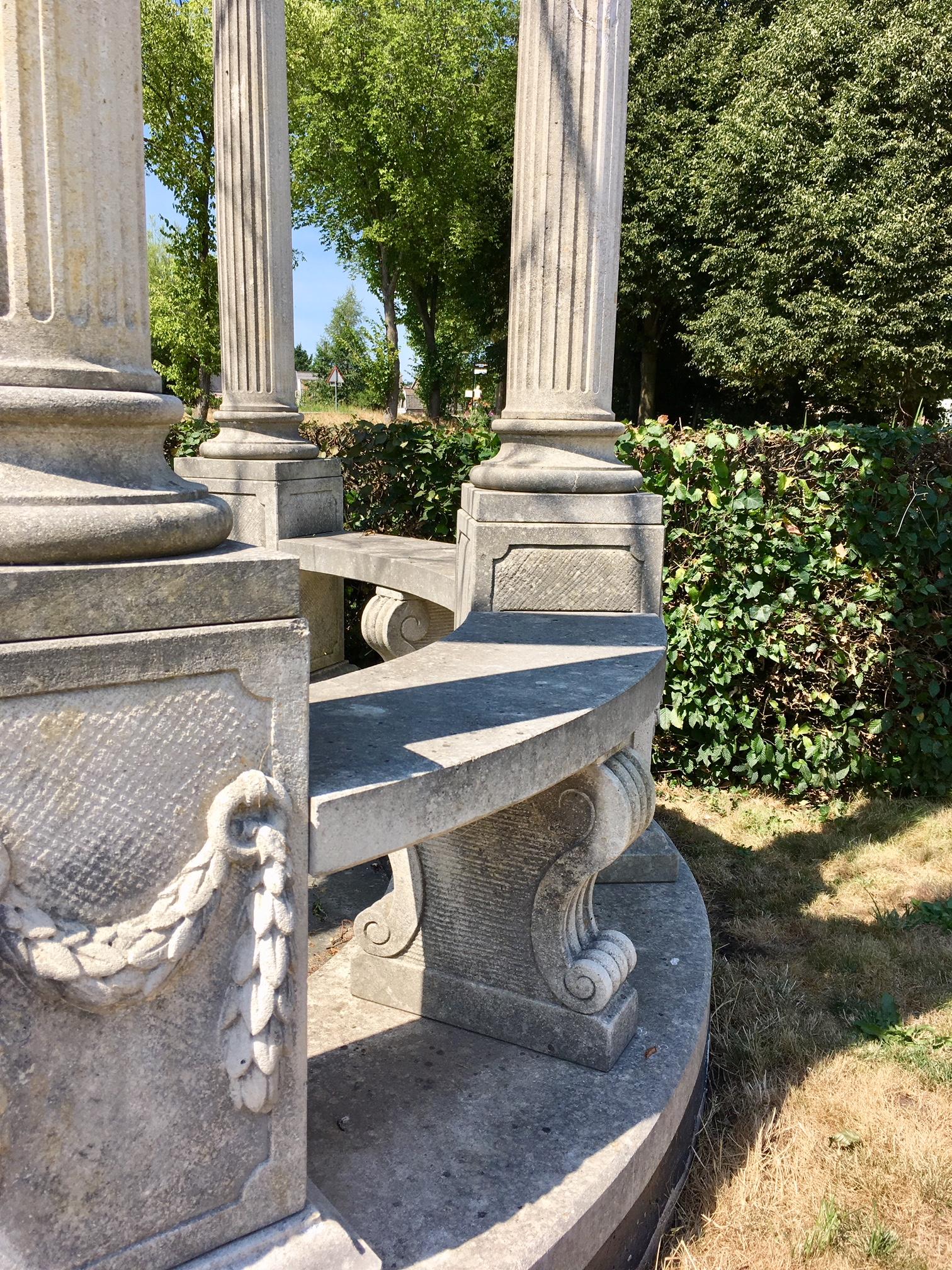 Fer forgé Rotonda ou Gloriette de jardin sculptée de style classique avec un plateau en fer forgé