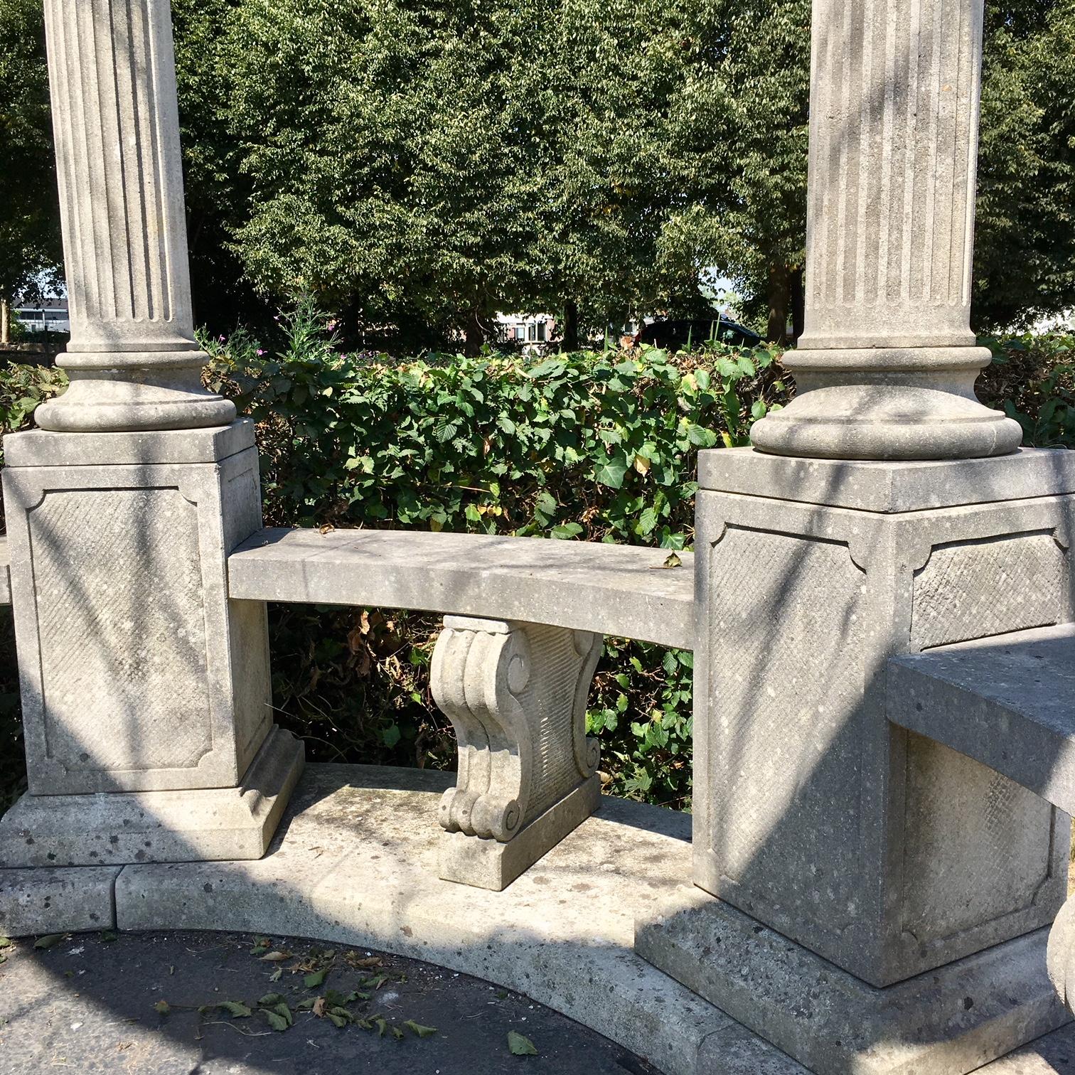 Rotonda ou Gloriette de jardin sculptée de style classique avec un plateau en fer forgé 1
