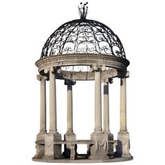 Rotonda ou Gloriette de jardin sculptée de style classique avec un plateau en fer forgé