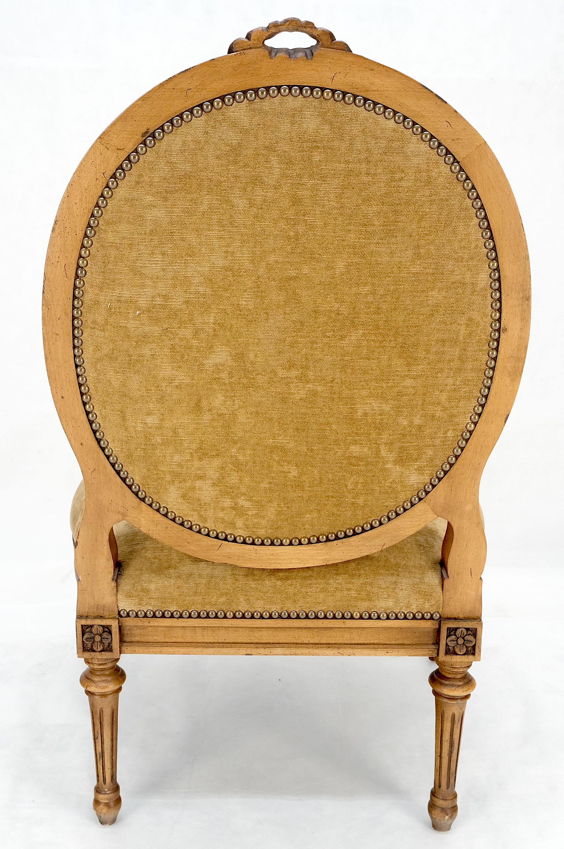Silla con Brazos Francesa Redonda Tallada Respaldo Tapizado Tigre Asiento Mohair Camel MINT en venta 3