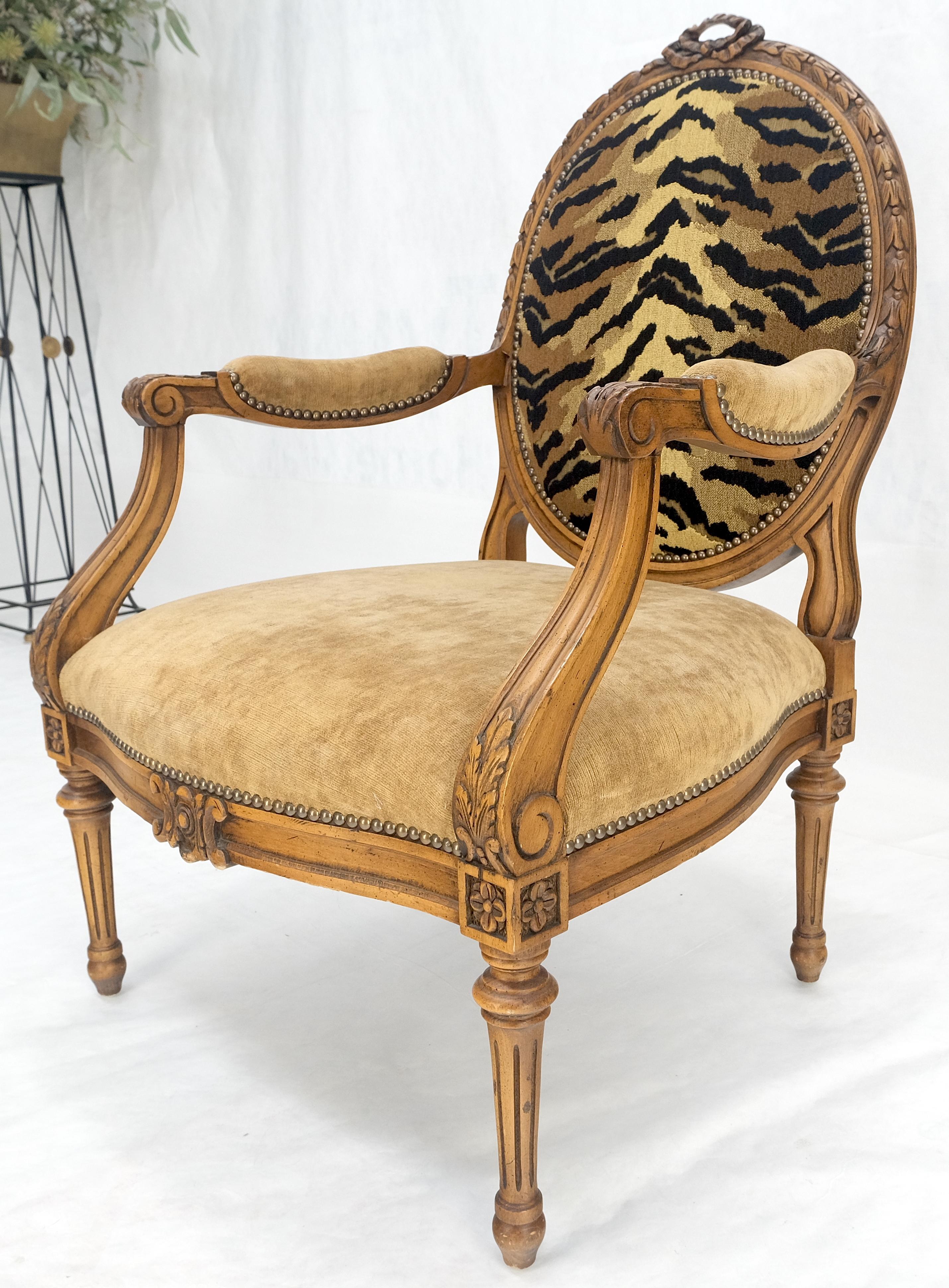 Silla con Brazos Francesa Redonda Tallada Respaldo Tapizado Tigre Asiento Mohair Camel MINT en venta 4