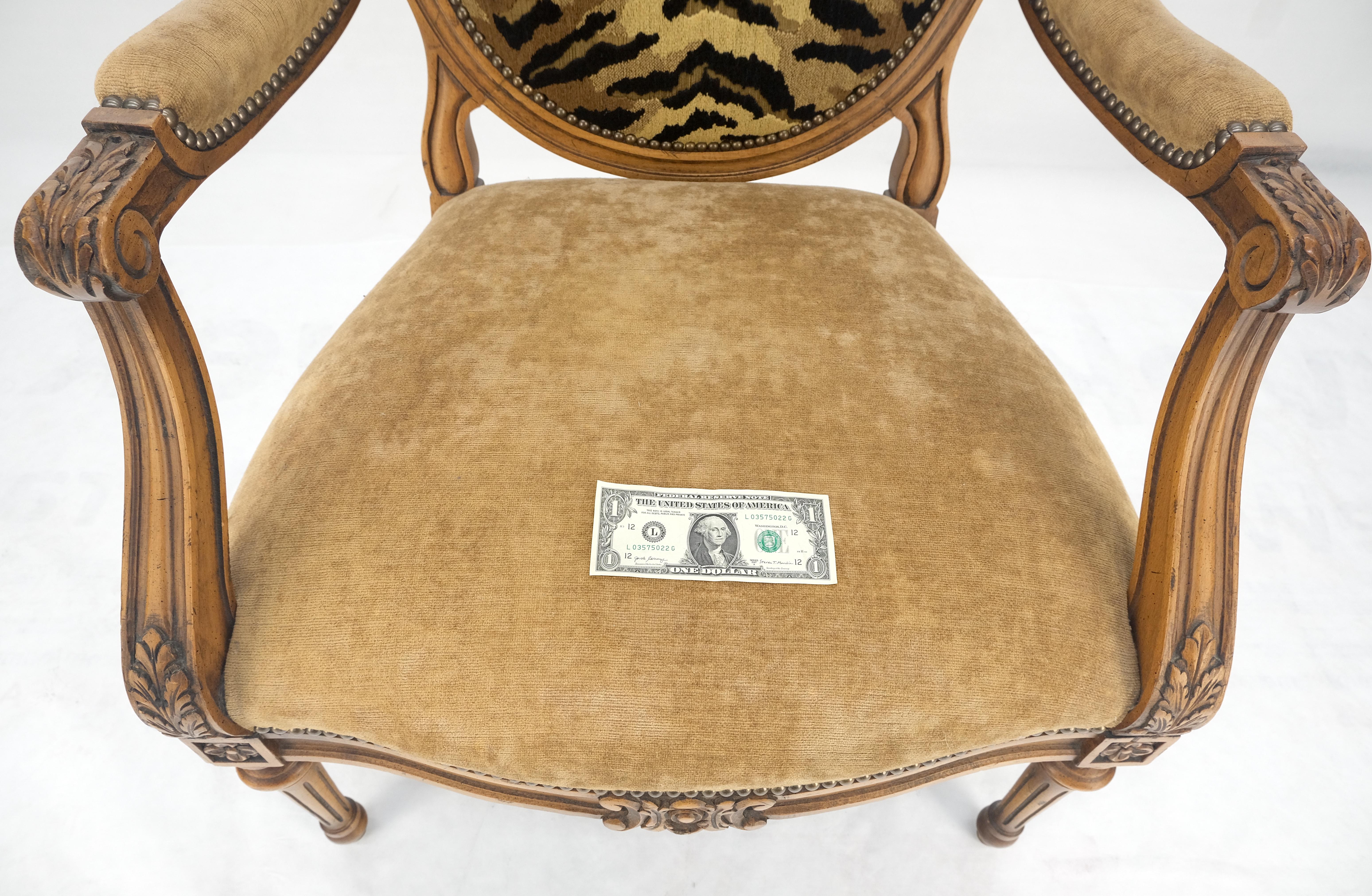 Silla con Brazos Francesa Redonda Tallada Respaldo Tapizado Tigre Asiento Mohair Camel MINT en venta 5