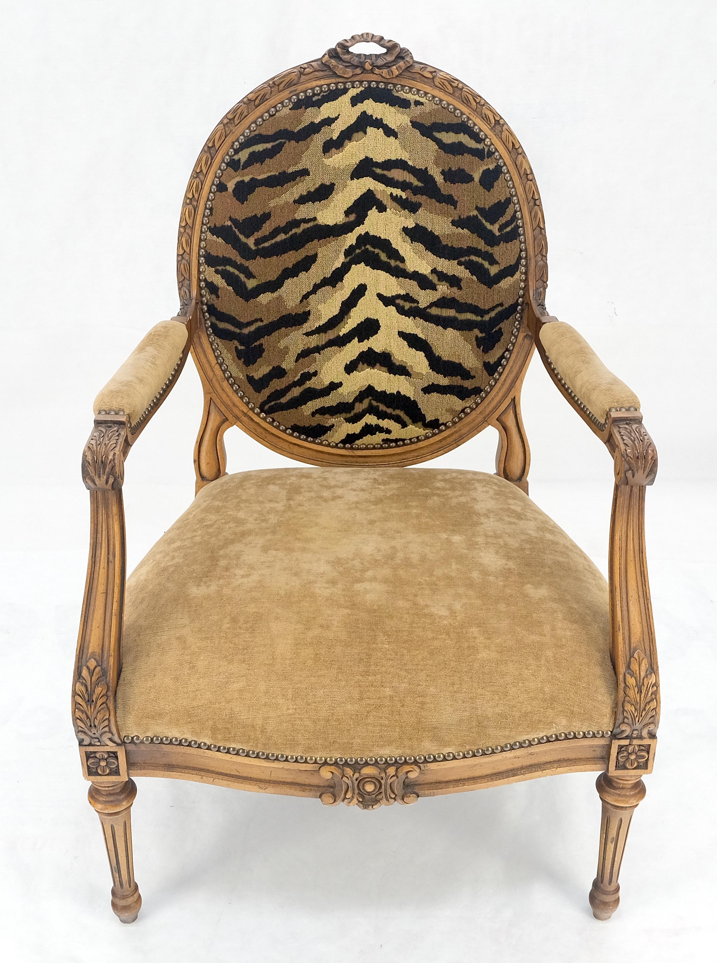 Silla con Brazos Francesa Redonda Tallada Respaldo Tapizado Tigre Asiento Mohair Camel MINT Estadounidense en venta